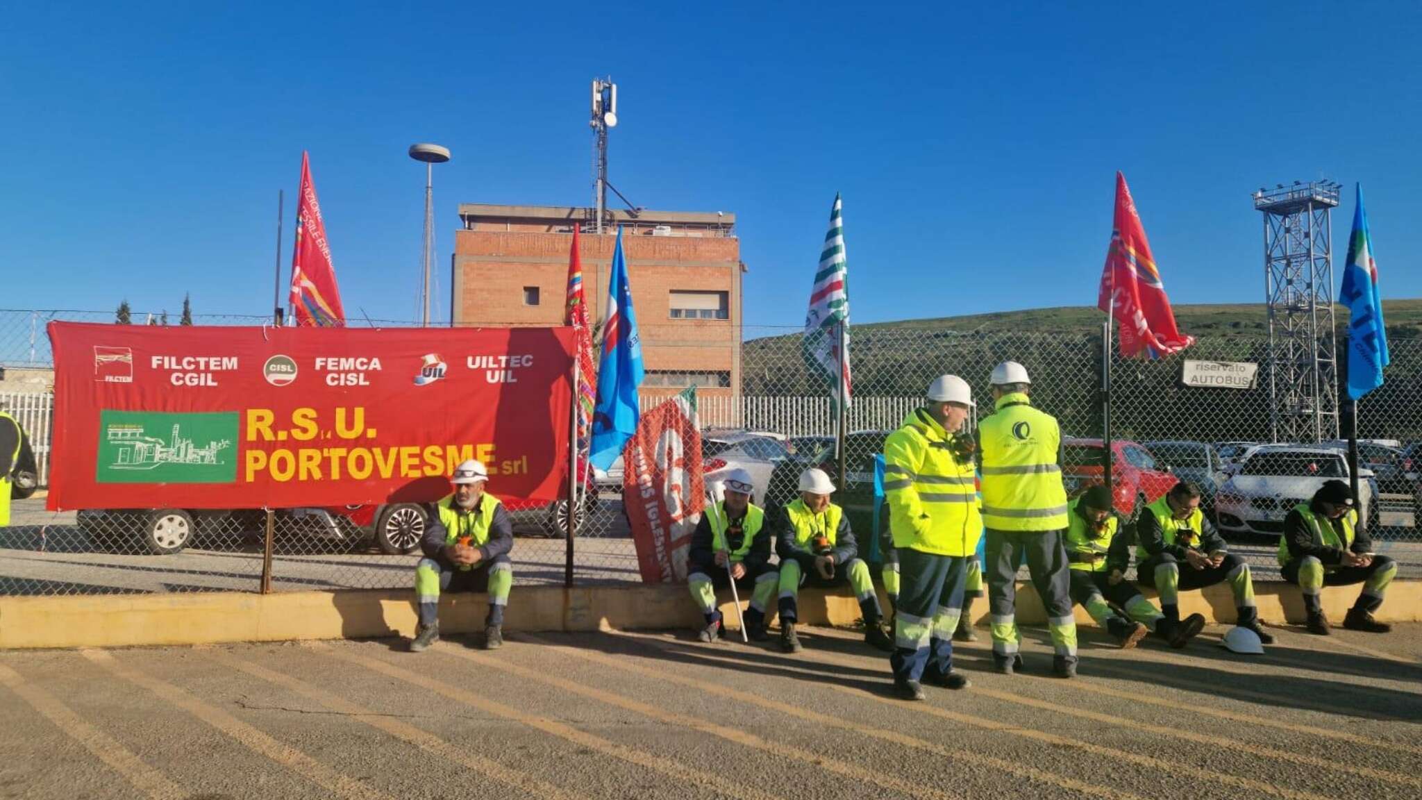 Presidio dei lavoratori della Portovesme Srl contro lo stop alla produzione