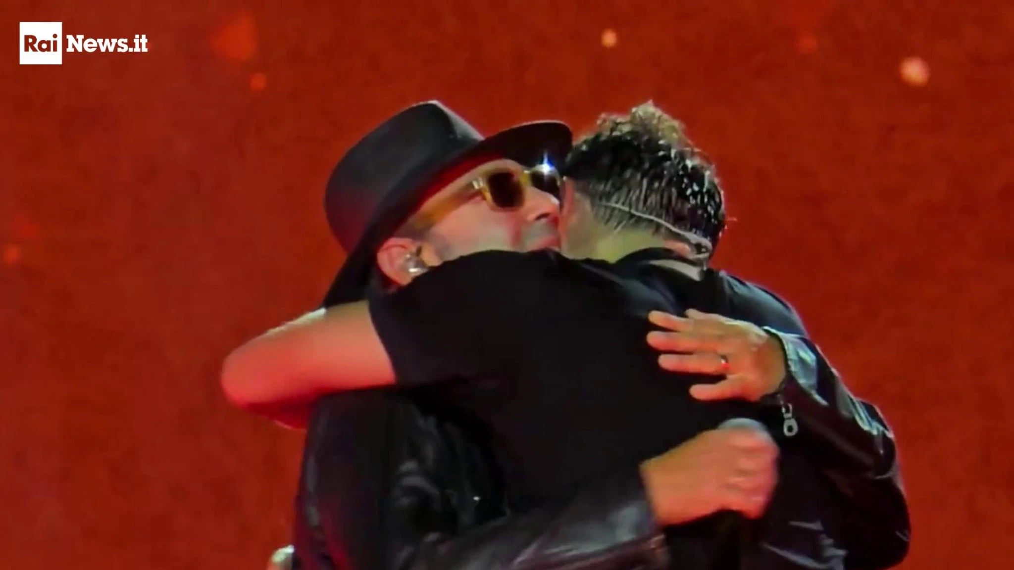L'abbraccio con Luca Carboni, il momento più emozionante del concerto di Cremonini a Roma