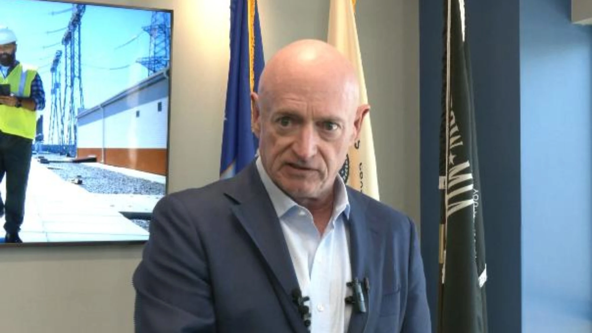 Il senatore Mark Kelly mette in guardia sull'impatto dei dazi nell'elettronica