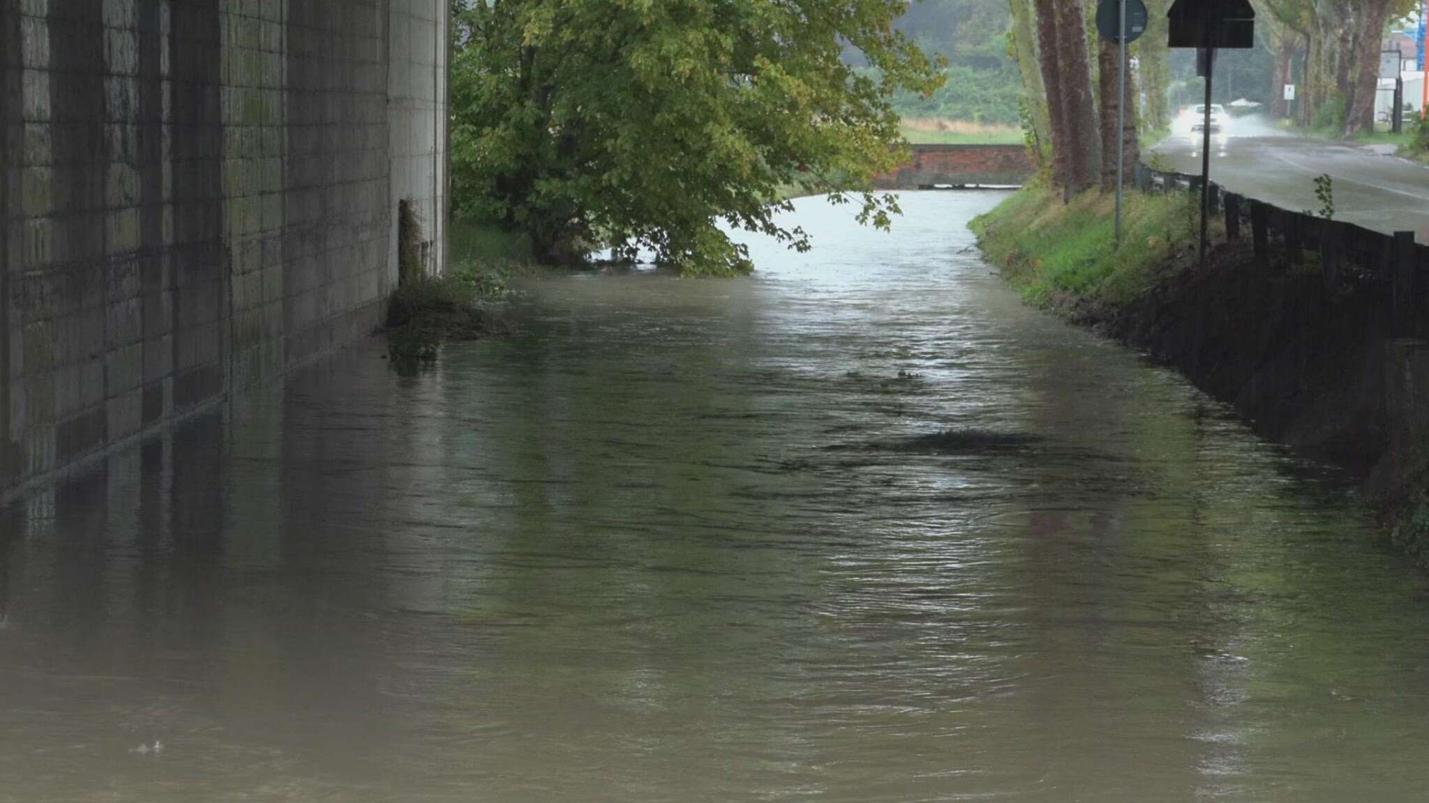 I canali ingrossati dalle piogge a nord di Cesena, Emilia Romagna: è allerta arancione, video