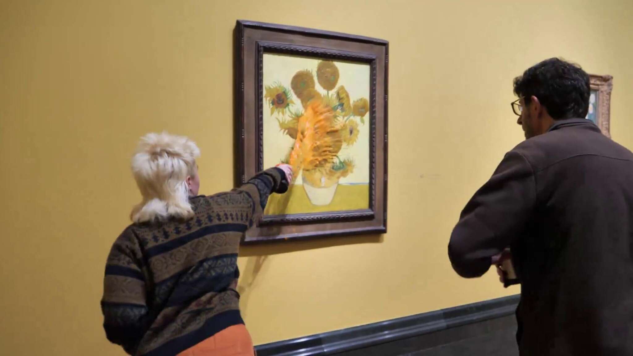 Nuovo blitz contro i Girasoli di Van Gogh, ancora zuppa per protesta contro condanna di attiviste