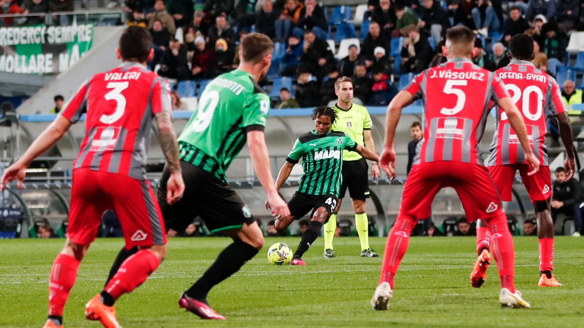 Serie A, gli anticipi del venerdì: alle 18.30 Cremonese-Sassuolo, alle 20.45 Lecce-Milan