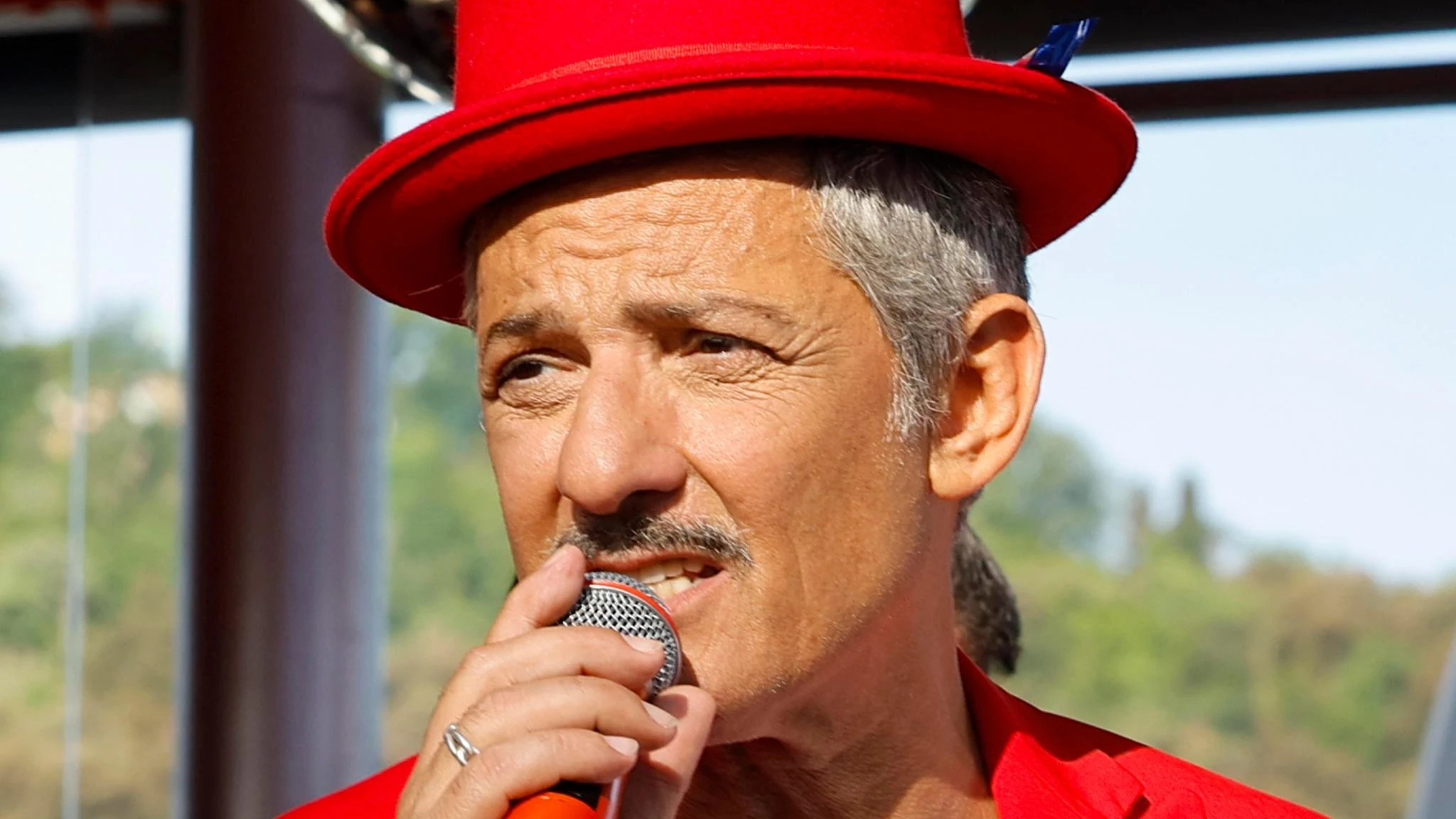 Fiorello nella sede Rai di via Asiago: incursione a Radio 2 Social Club