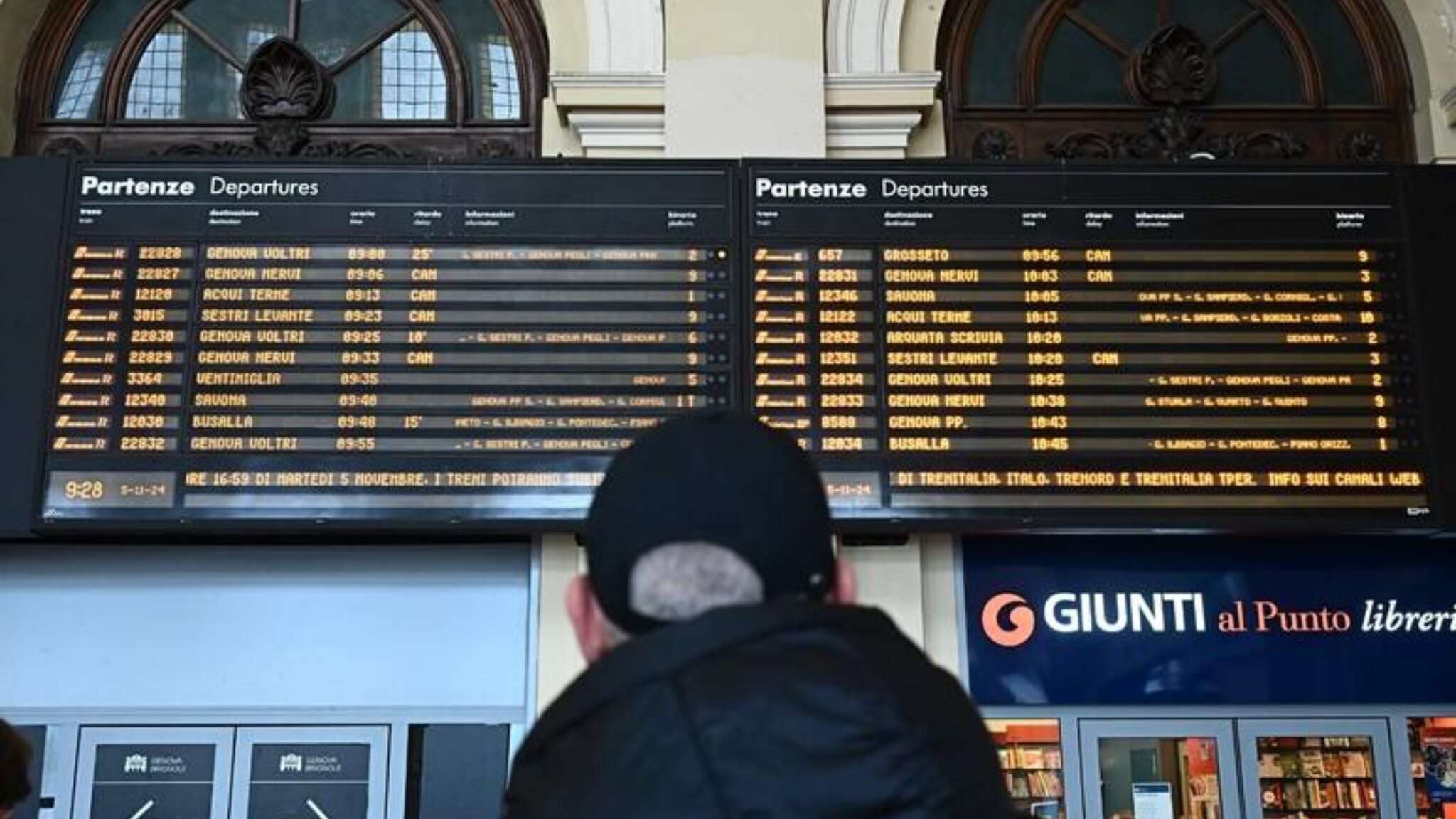 Decine di treni cancellati per lo sciopero, disagi da Roma a Milano. Come ottenere i rimborsi