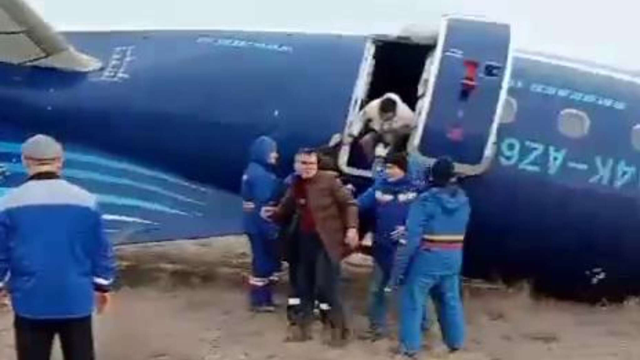 Aereo precipitato in Kazakistan, i soccorsi attorno ai resti della fusoliera