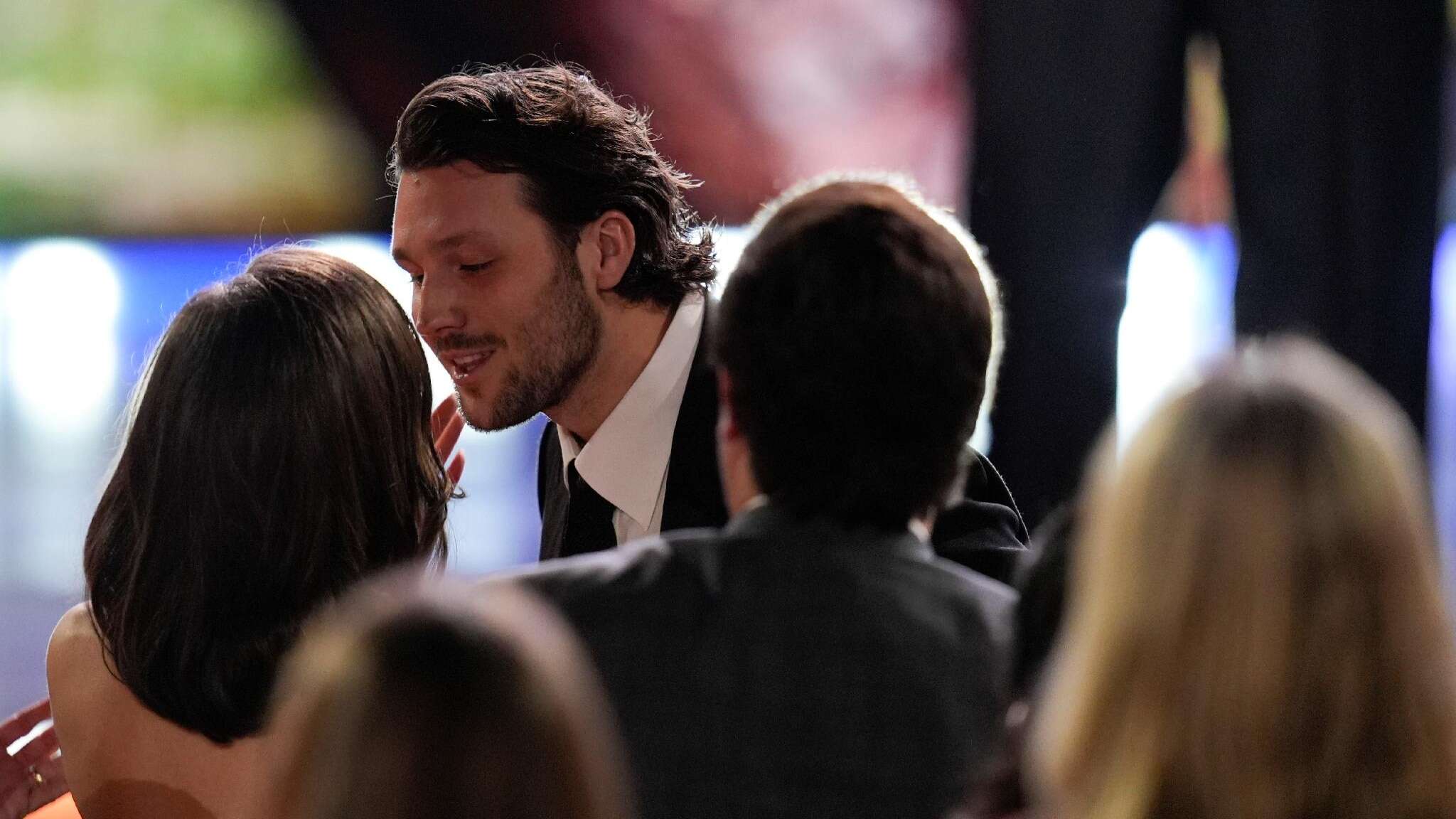 Il quarterback dei Buffalo Bills Josh Allen sul red carpet con la fidanzata Hailee Steinfeld