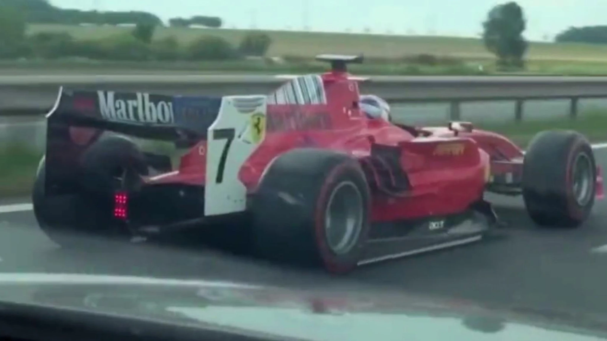 Arrestato il “pilota fantasma”, da anni sfrecciava in autostrada con una finta Ferrari F1