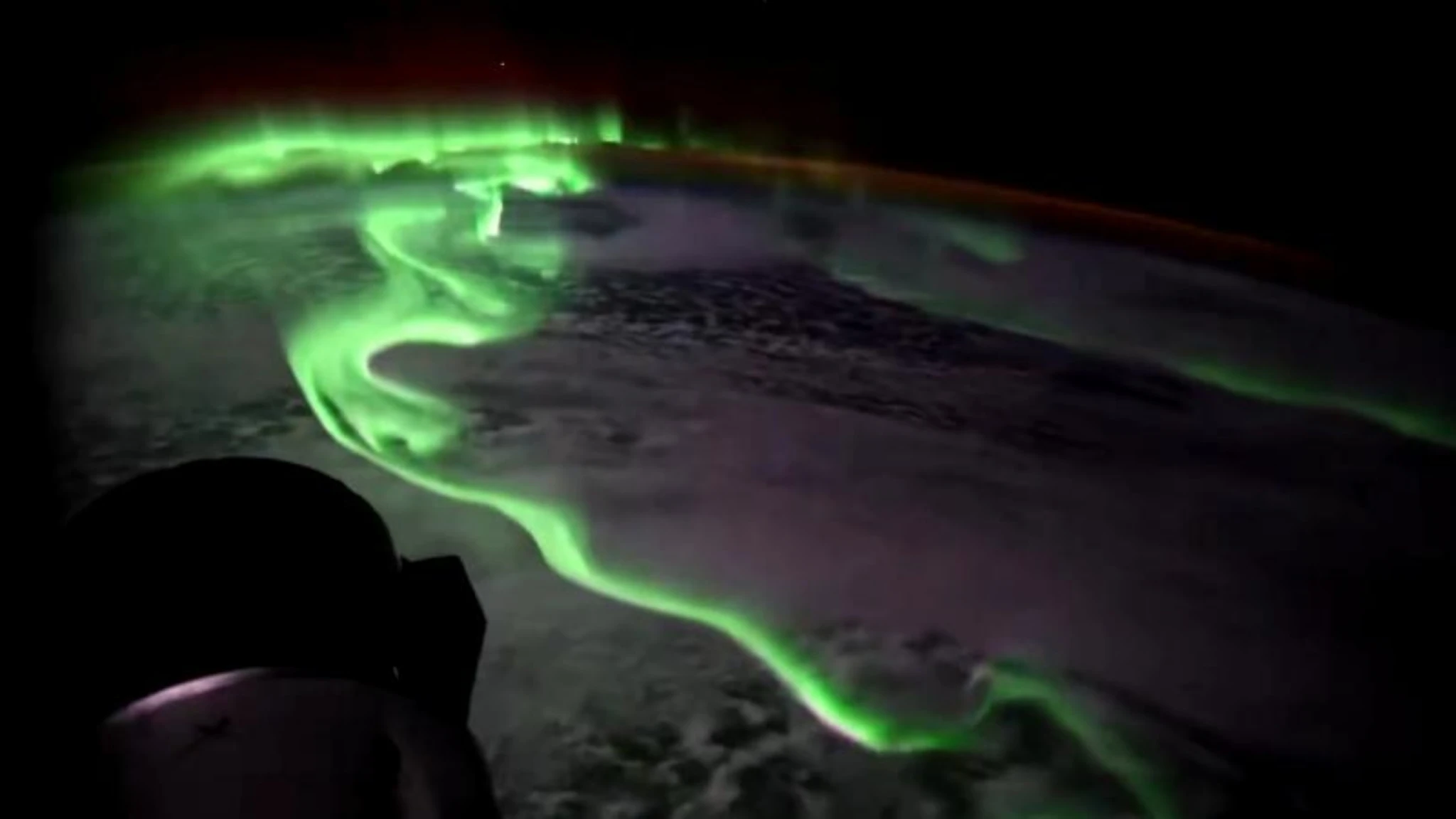 La danza dell'aurora australe dal finestrino della navetta spaziale: il timelapse