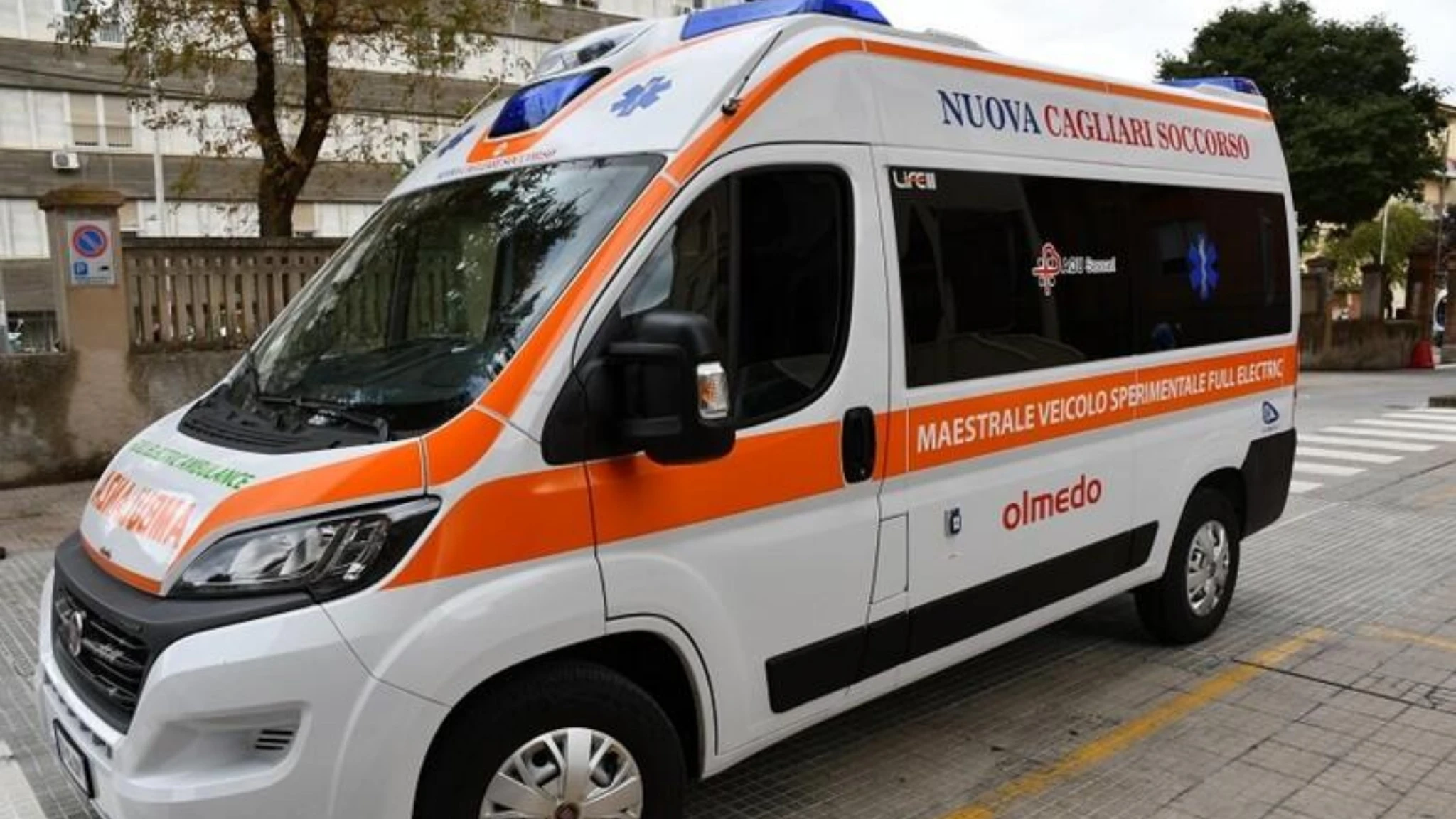 Centrato e ucciso da un'auto pirata mentre spingeva la moto in panne: morto vicesindaco sardo