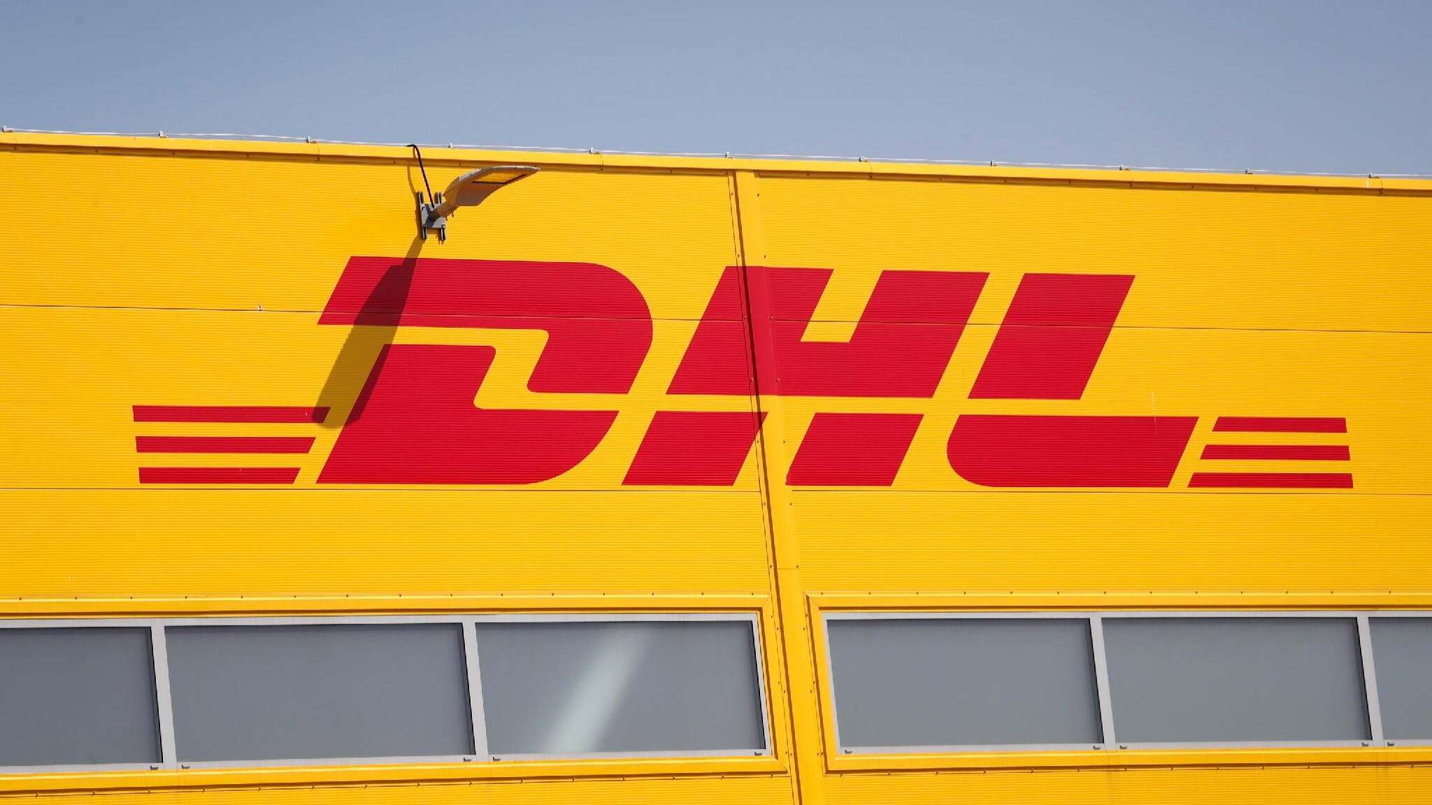 Sfruttamento in appalti per Dhl: sequestrati 46,8 milioni alla multinazionale