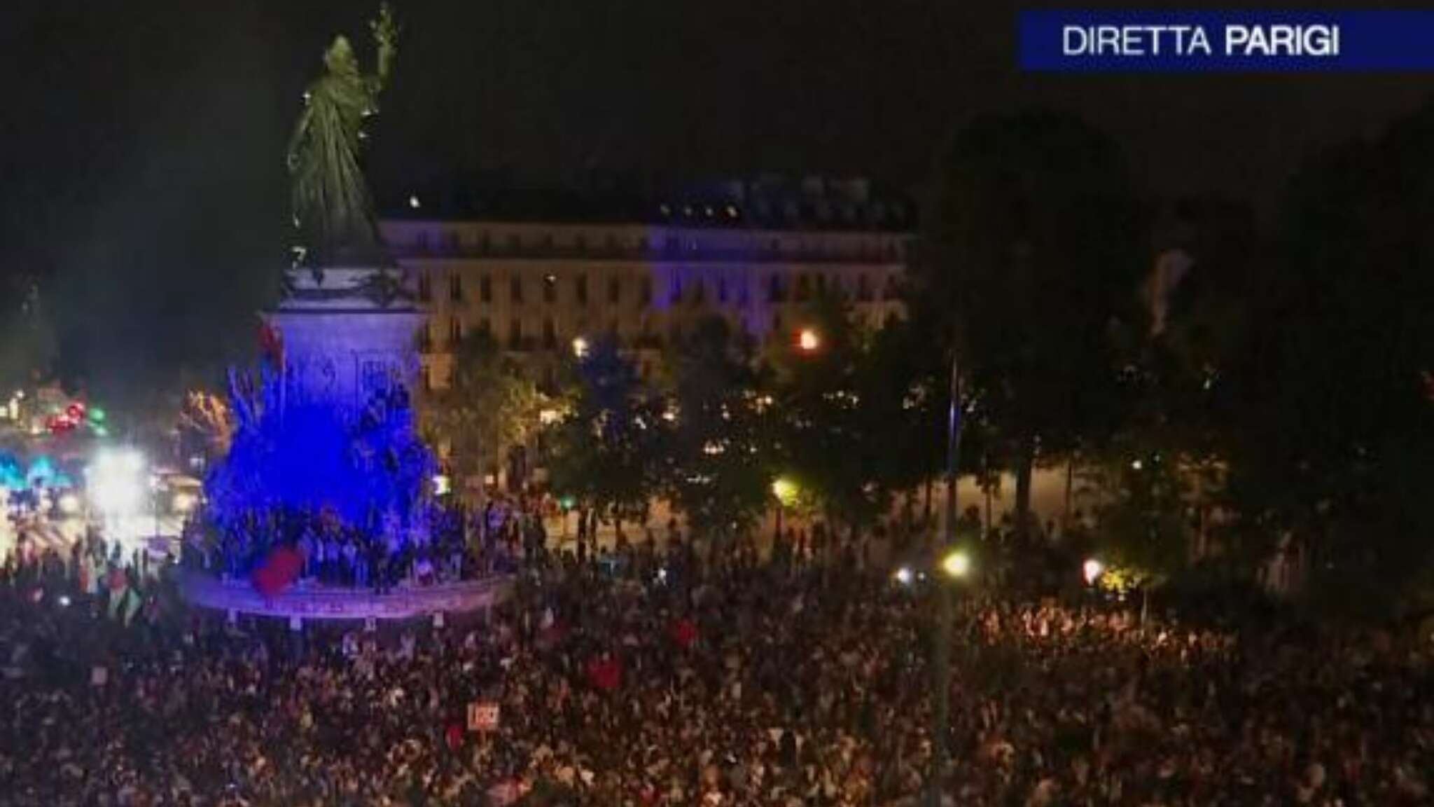 Elezioni in Francia, festa nelle piazze mentre la polizia si scontra con alcuni manifestanti