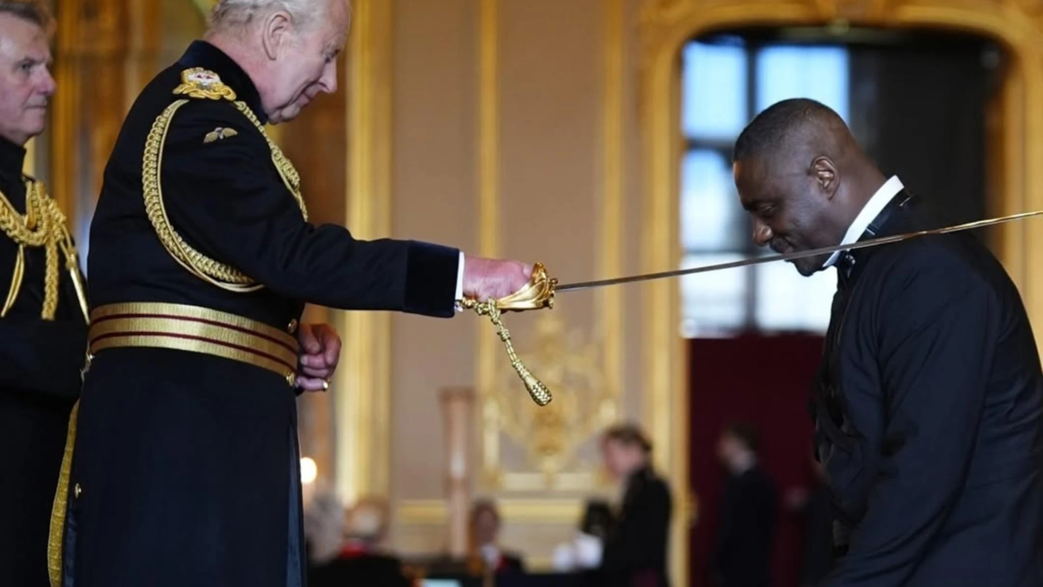 Idris Elba diventa Sir: re Carlo III onora la star della serie Luther