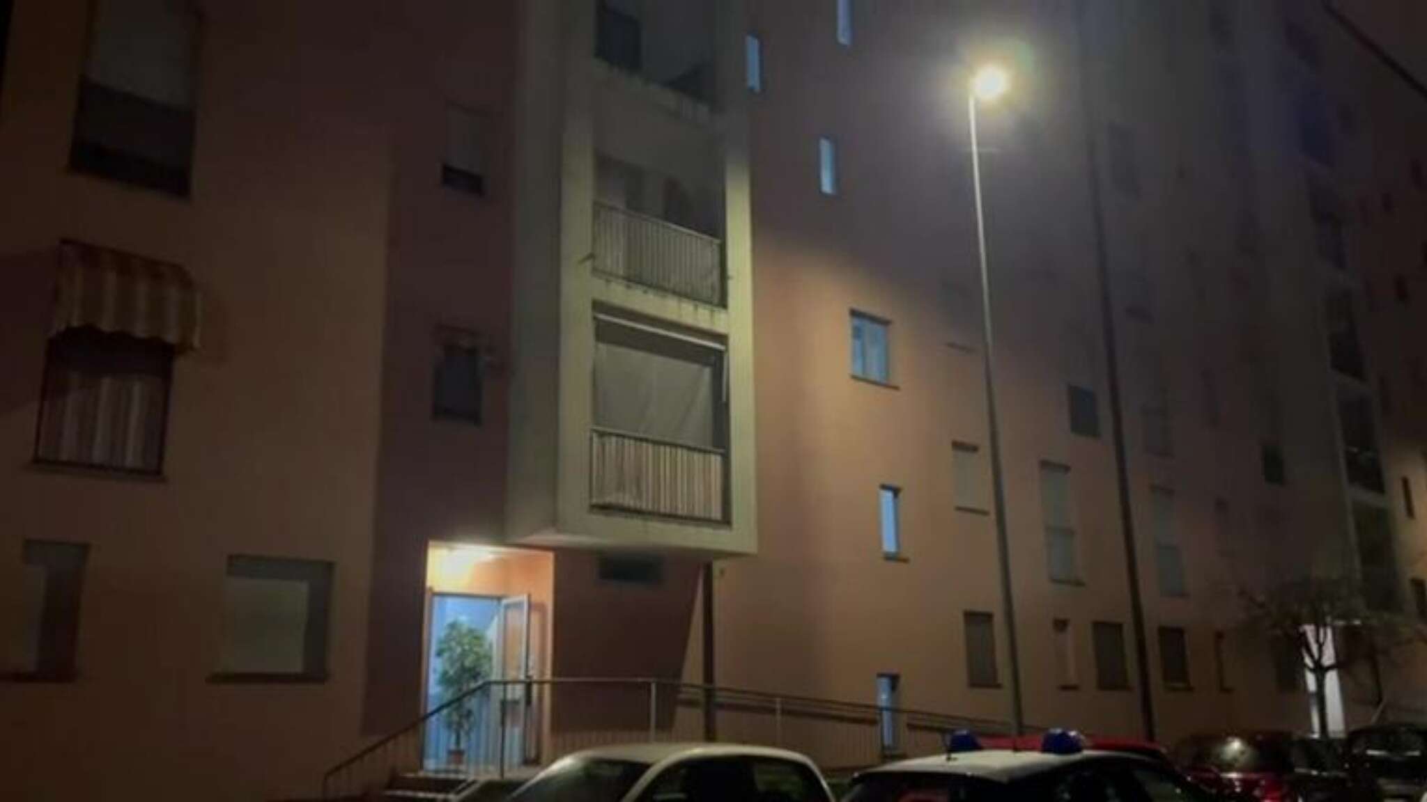 L'appartamento dove un uomo ha ucciso la moglie a Venaria, tentando poi di togliersi la vita