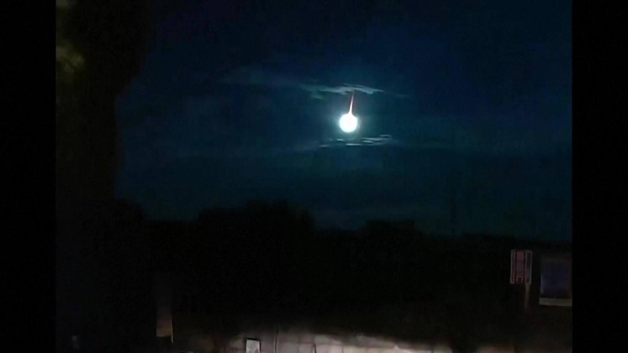 Giappone, la meteora esplode nell'atmosfera e illumina il cielo notturno di Kagoshima