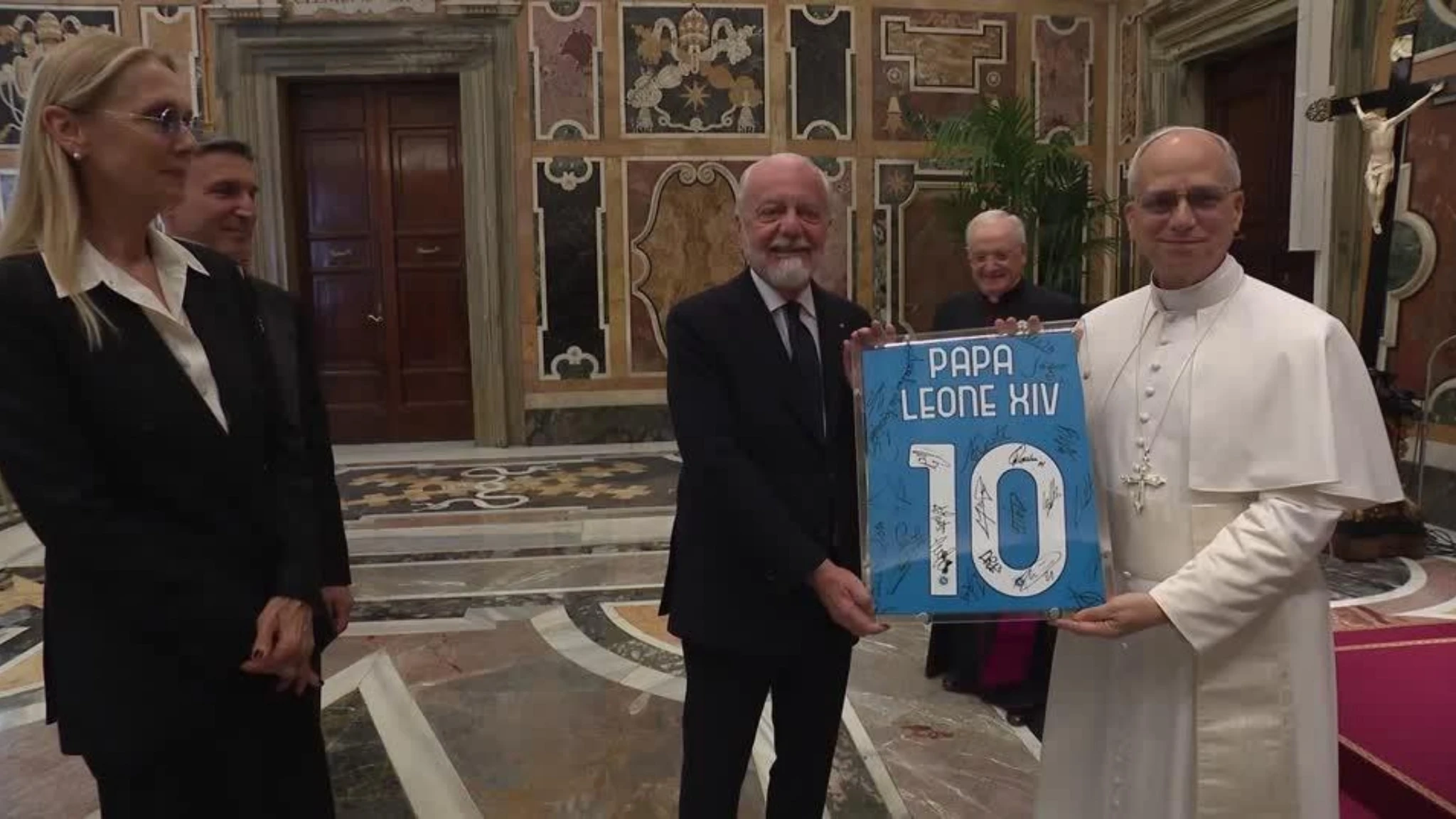 Papa Leone incontra i giocatori del Napoli, il video dell'udienza e il dono della maglia n°10