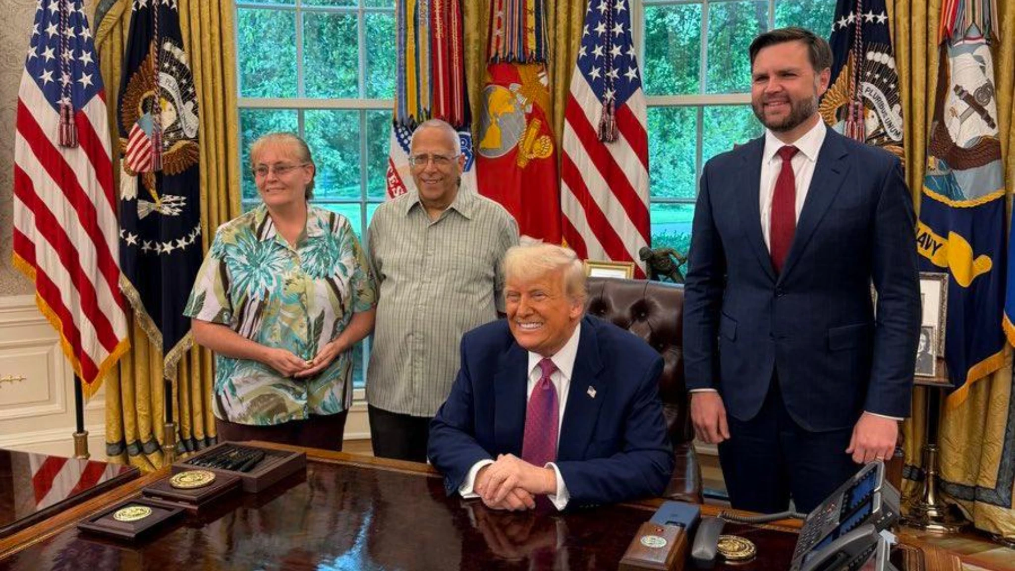 Il fratello del Papa alla Casa Bianca con Trump e la foto diventa virale