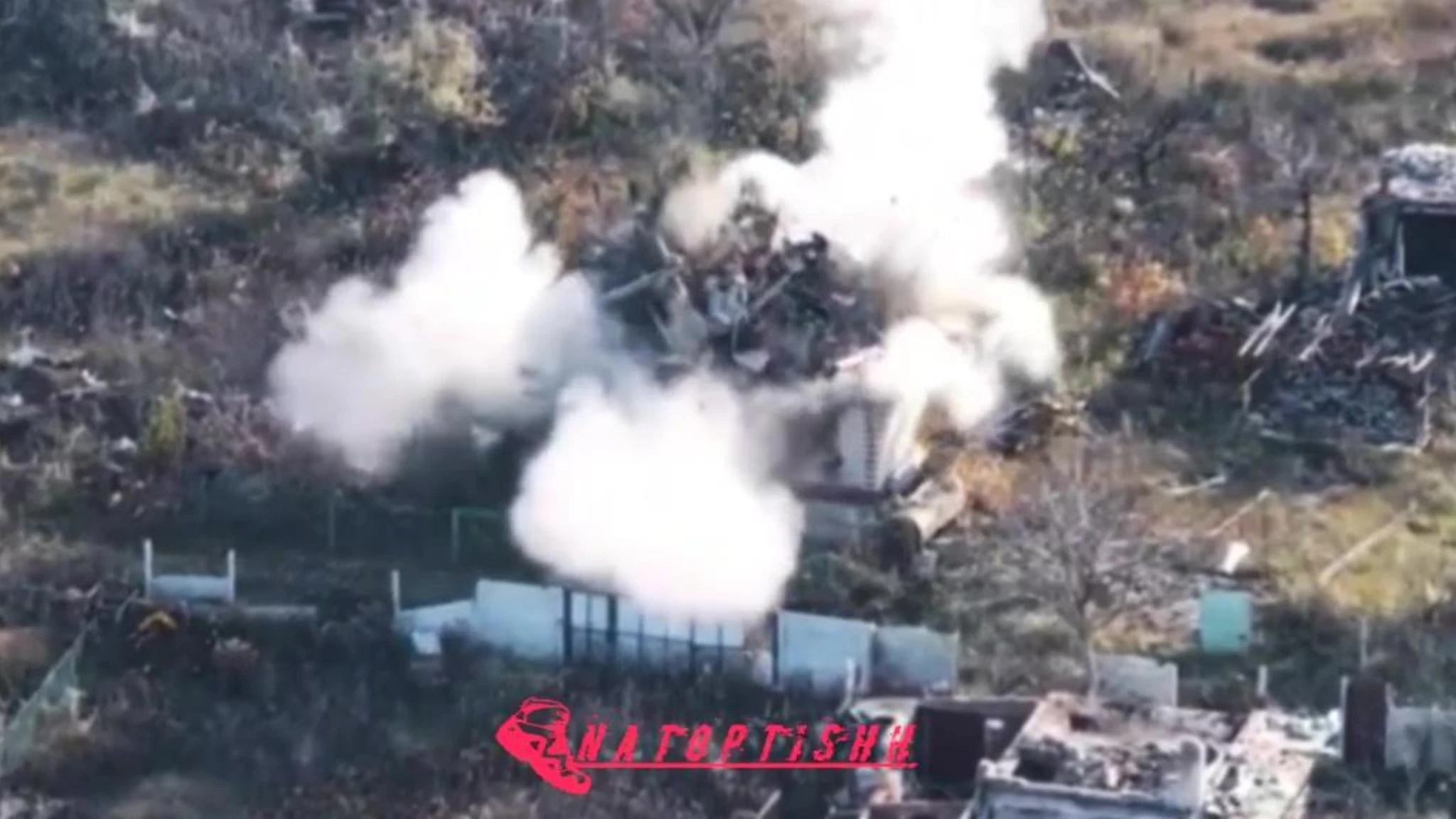 Colpo preciso di un drone kamikaze russo sul deposito munizioni di Liptsy: Video