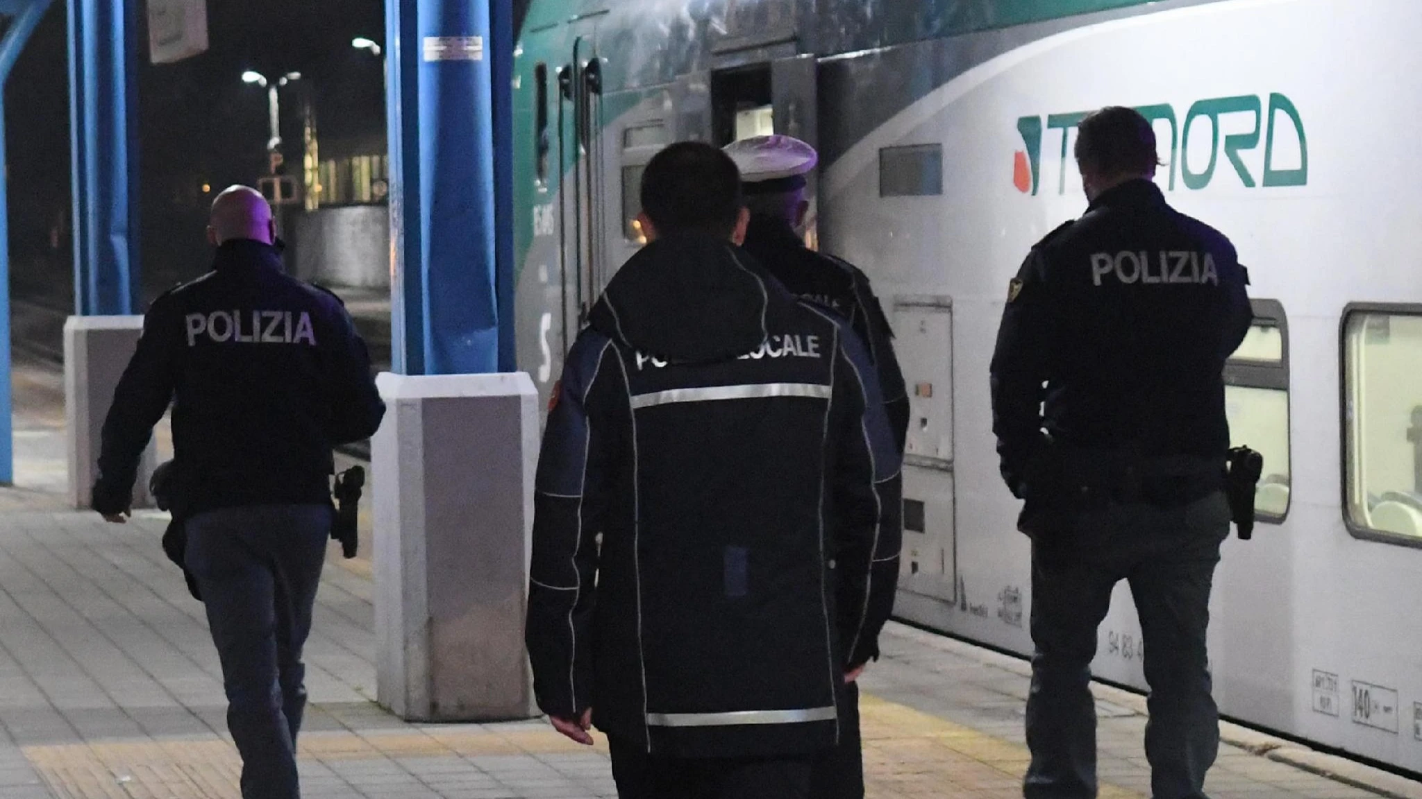 Milano, Reagisce a tentativo di rapina, 29enne americano accoltellato in treno