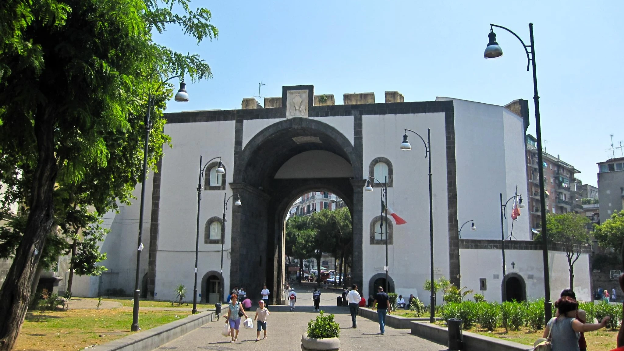Napoli, Porta Capuana: donna violentata in strada. Mamma ringrazia soccorritori sui social: 