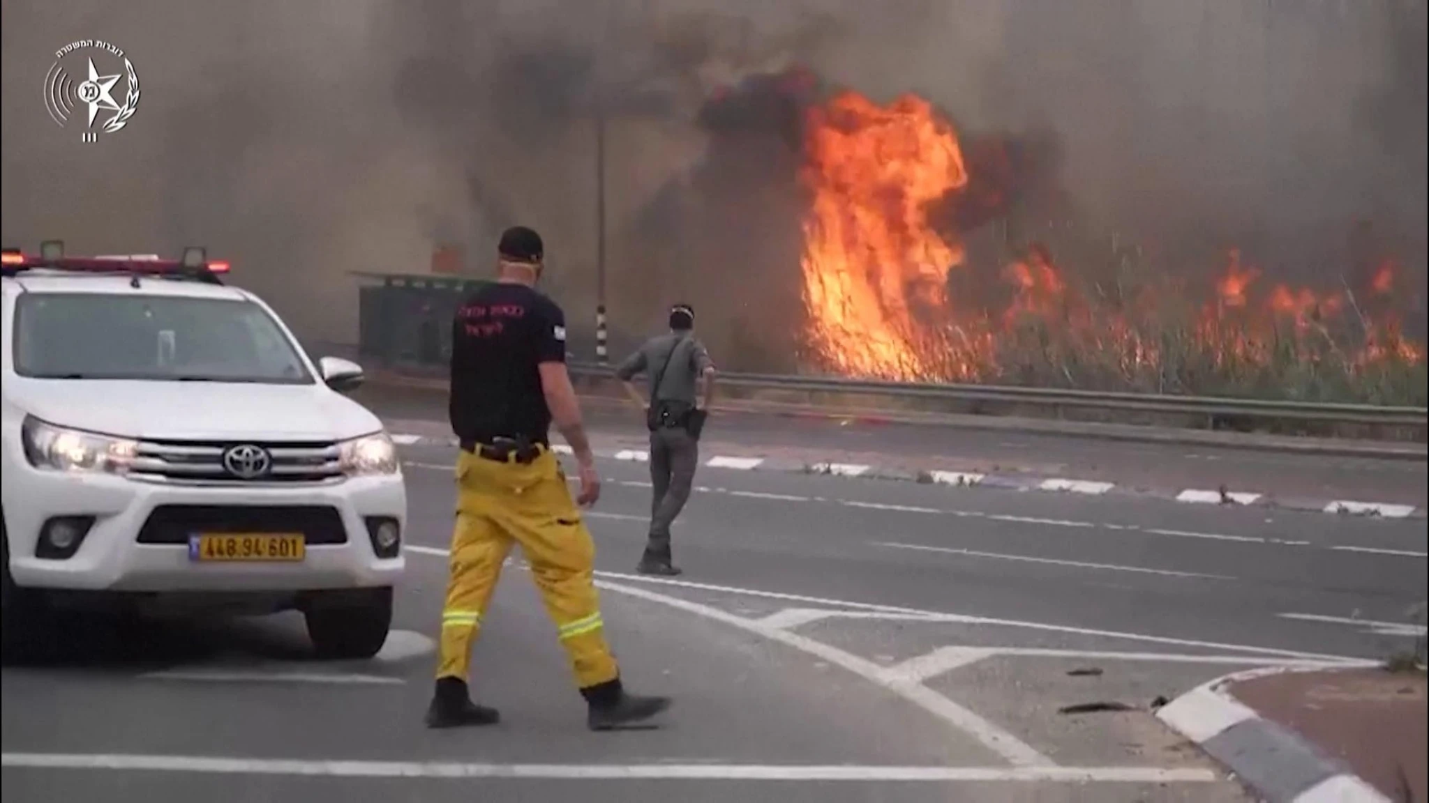Incendi in Israele, le scene apocalittiche: i passeggeri abbandonano le auto e fuggono tra le fiamme