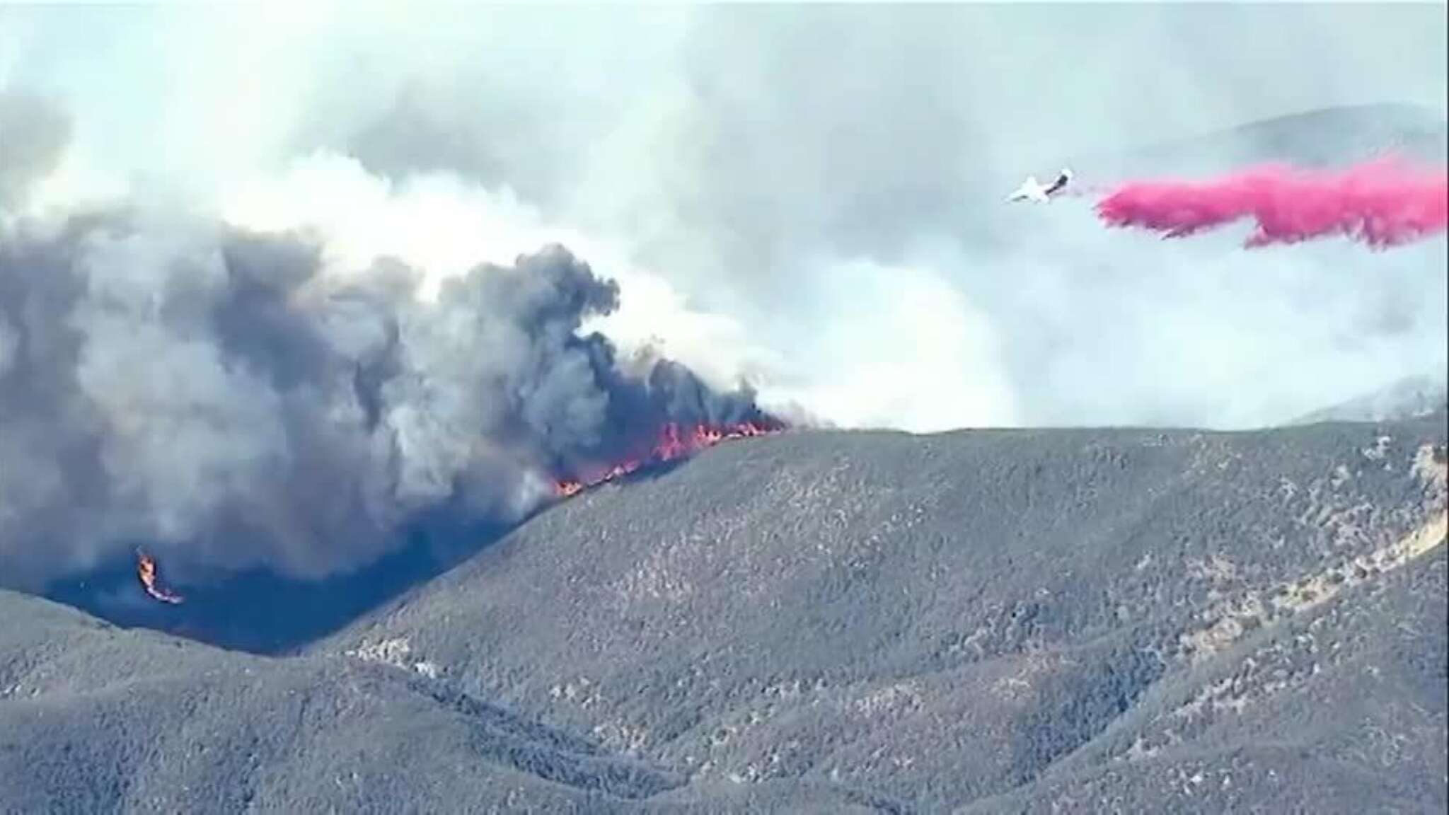 Ancora incendi a Los Angeles, brucia il parco del lago Castaic