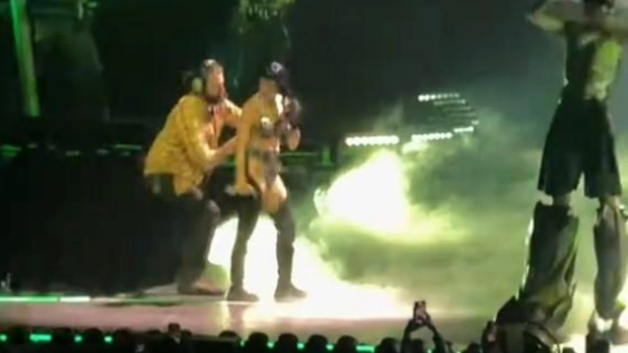 Incidente sul palco per Katy Perry: il reggiseno si slaccia durante lo show