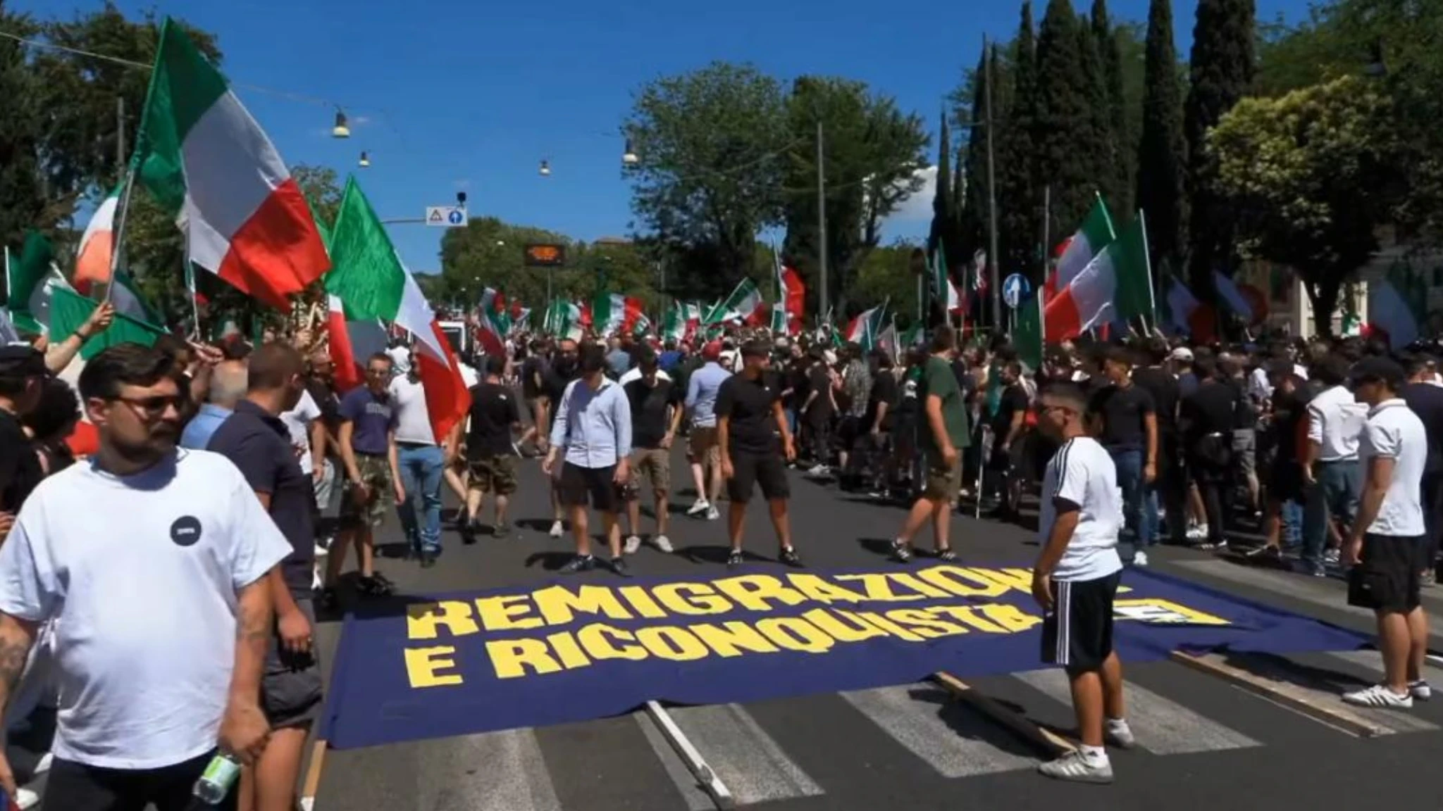 Corteo pro Remigrazione, raduno manifestanti: cori contro antifascisti