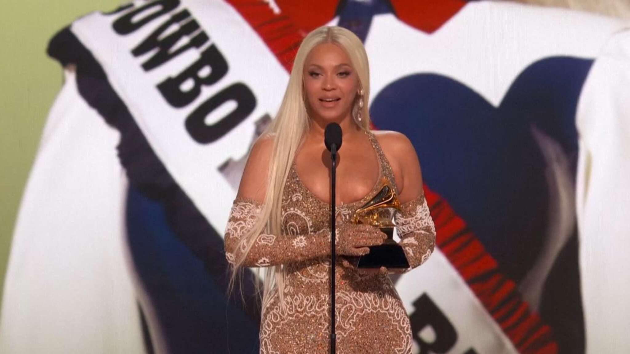 Grammy, Beyonce premiata da Taylor Swift per il miglior album country con 