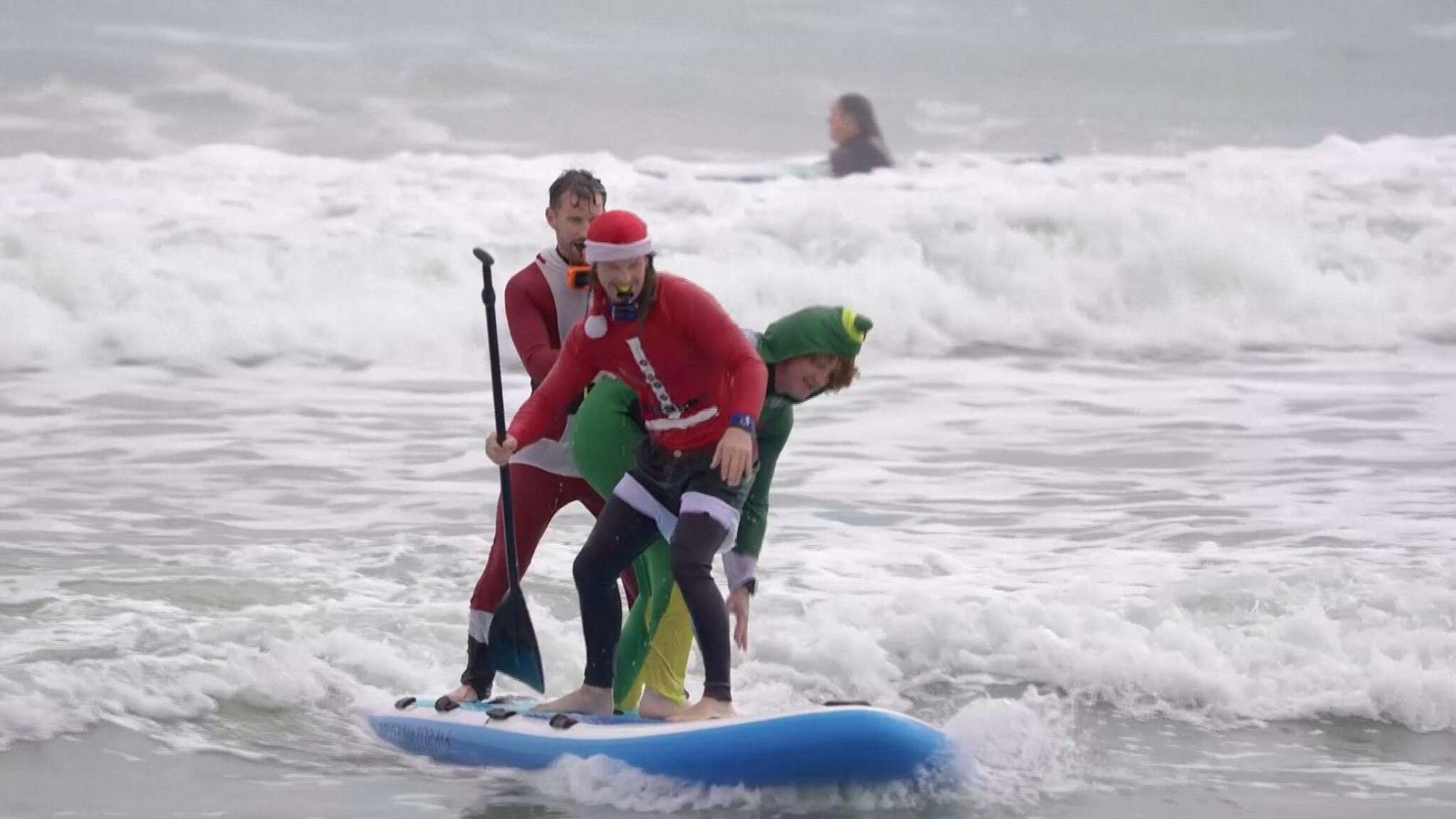 Babbo Natale, in Florida, alla vigilia, scambia la slitta con la tavola da surf 