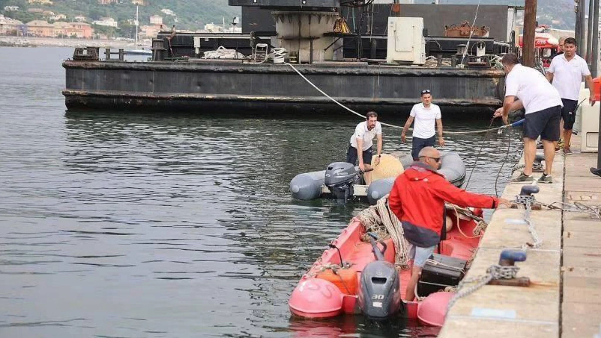 Muore la donna caduta in mare con l'auto del marito a Lavagna, gravissimo il figlio di 7 anni