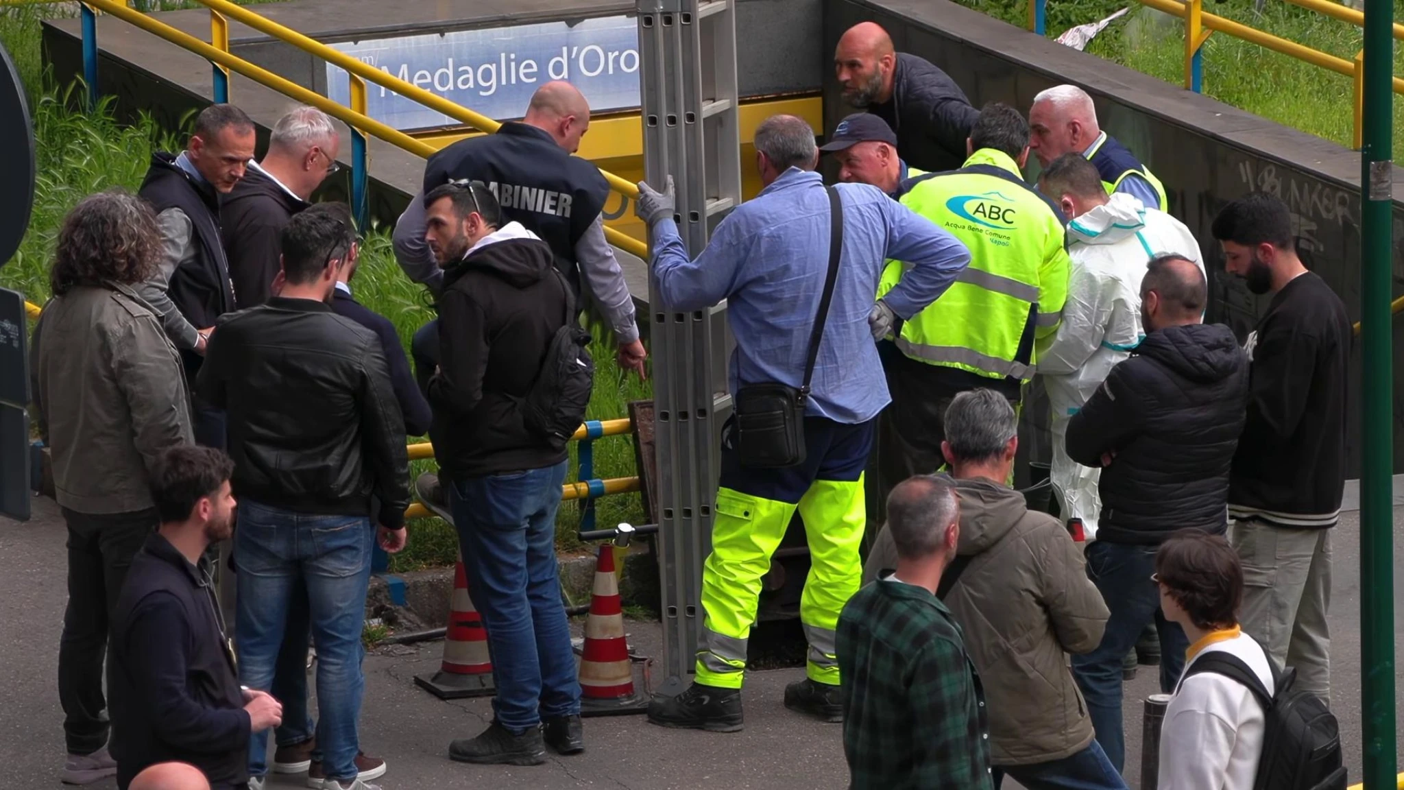 Rapina Napoli, la caccia ai ladri nella rete sotterranea: Vvf in cerca di tracce