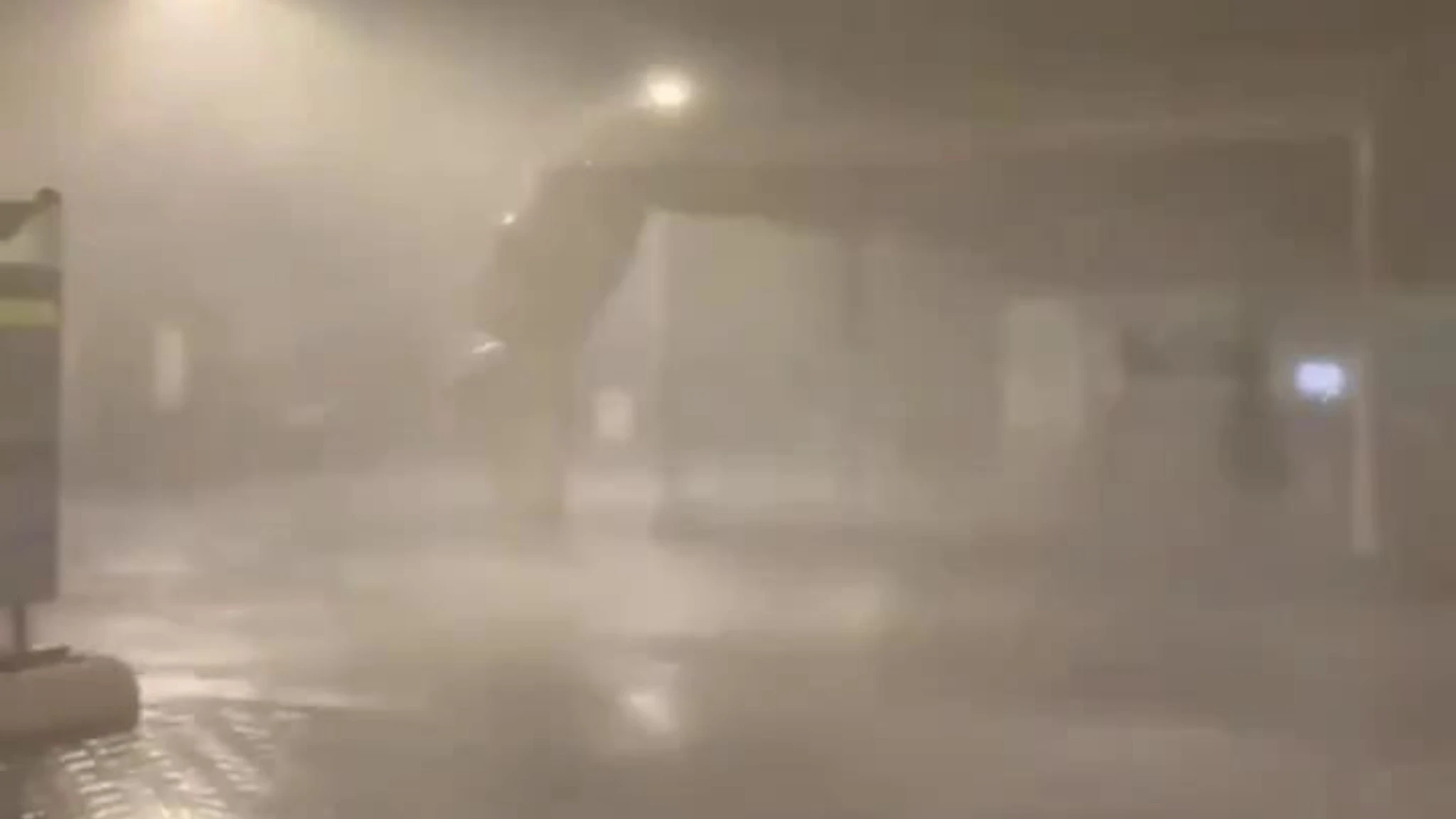 Bomba d'acqua su Rimini, il distributore di benzina sembra travolto da un uragano