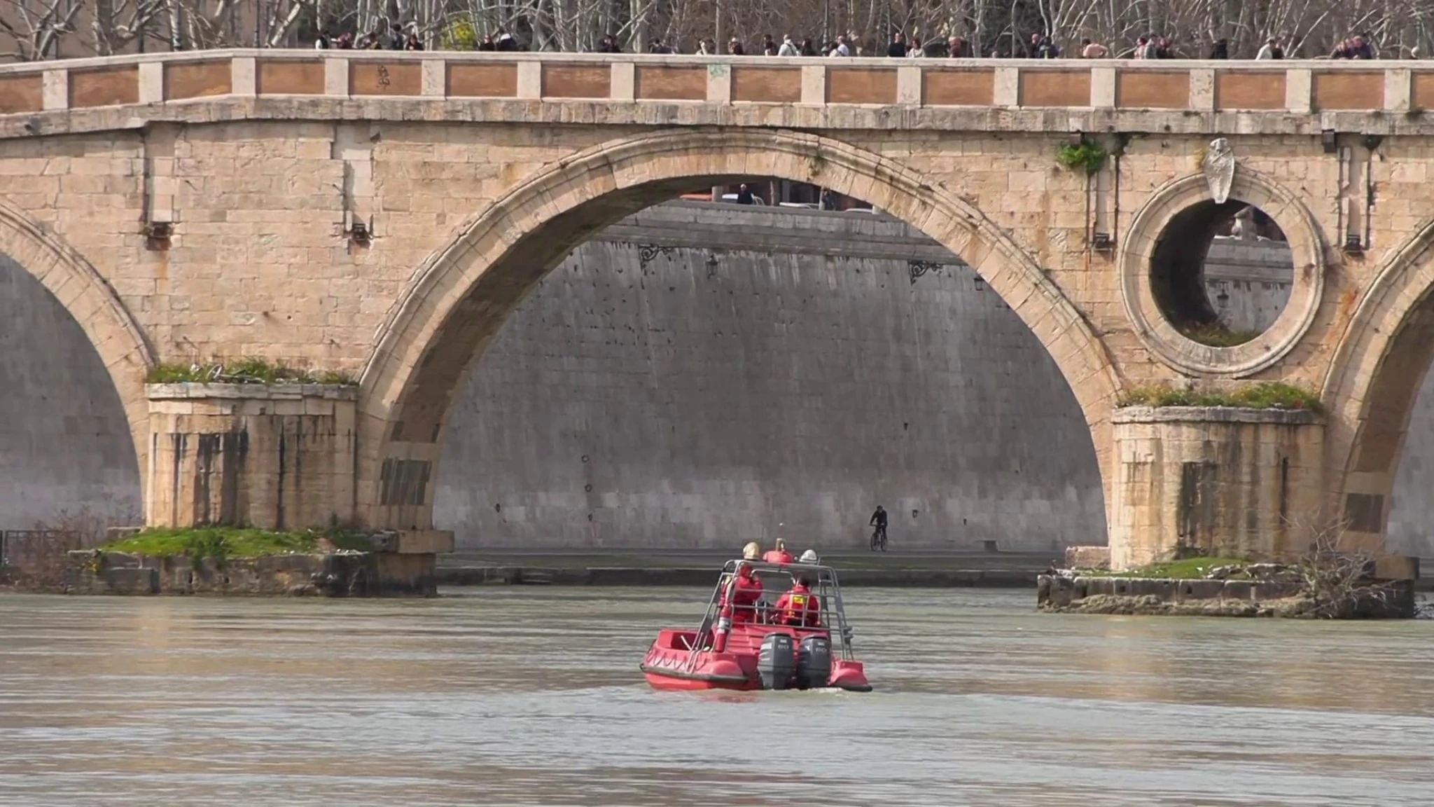 Roma, si getta nel Tevere: ricerche in corso