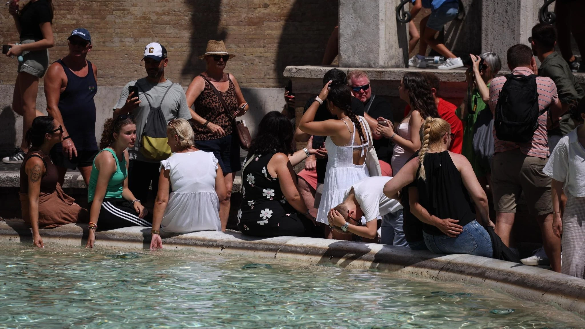 Vestiti scuri, cibi pesanti, bevande zuccherate: tutto quello che è meglio non fare con il caldo