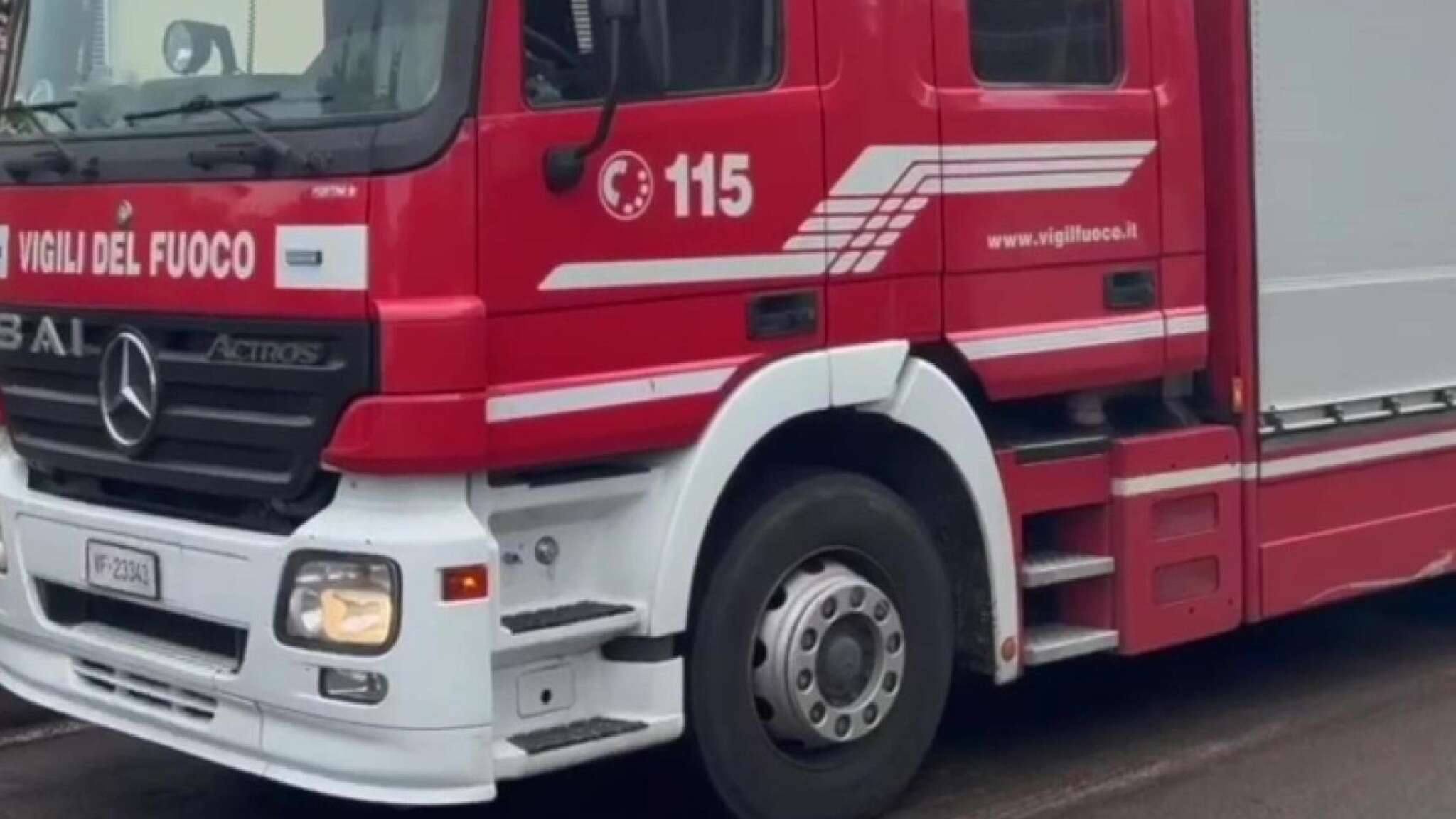 Incendio al centro di Roma, chiuse due stazioni della metropolitana