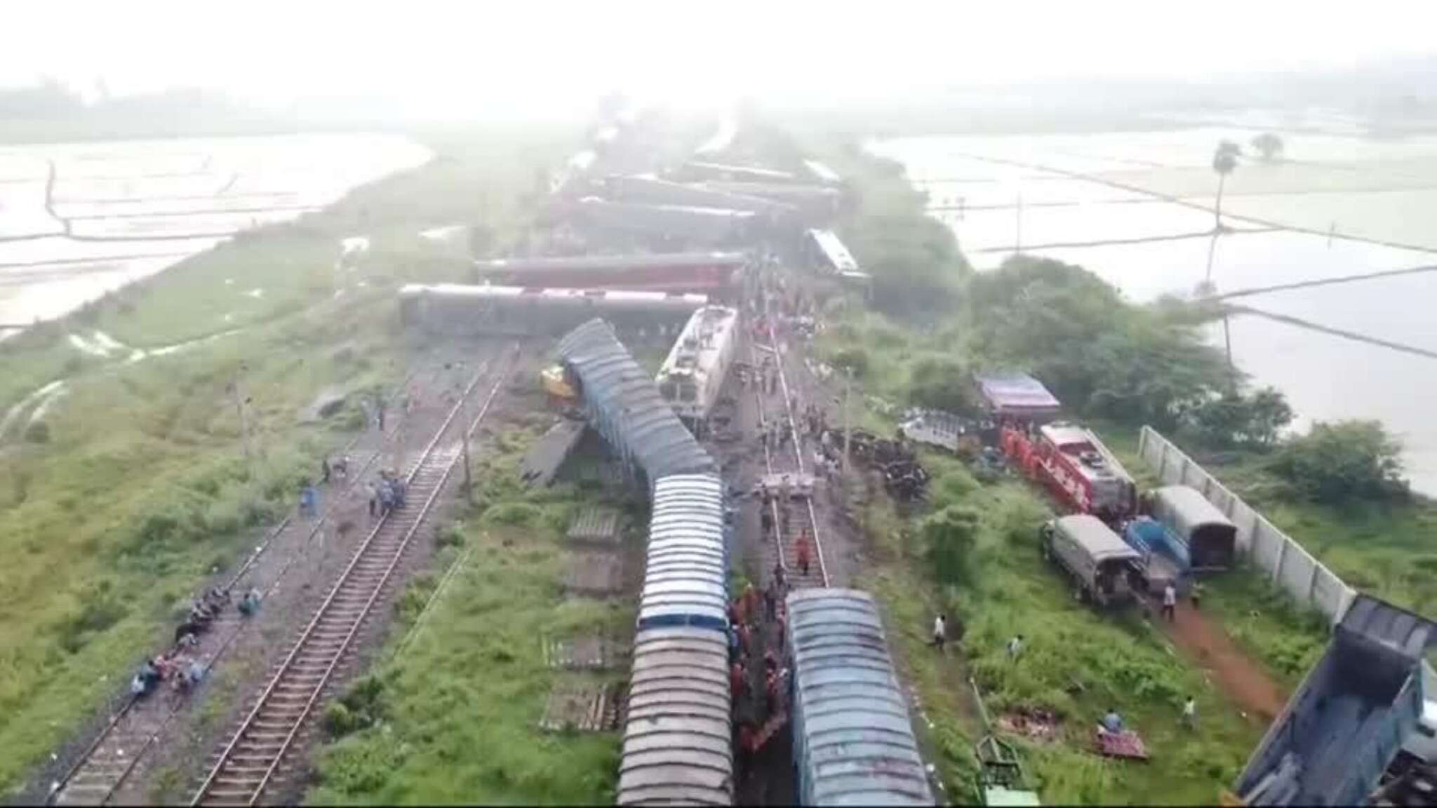 Scontro tra due treni in India, deragliano 12 carrozze: 19 feriti, decine di persone intrappolate