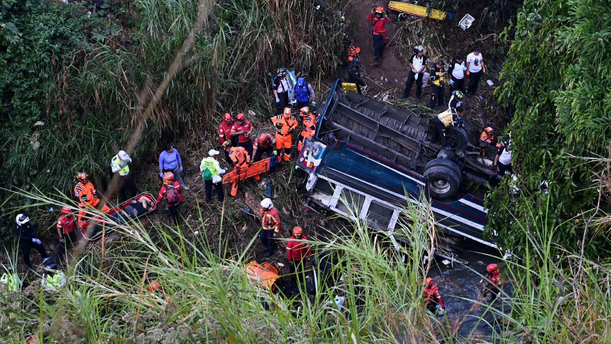 Autobus precipita da un ponte in Guatemala, decine di morti