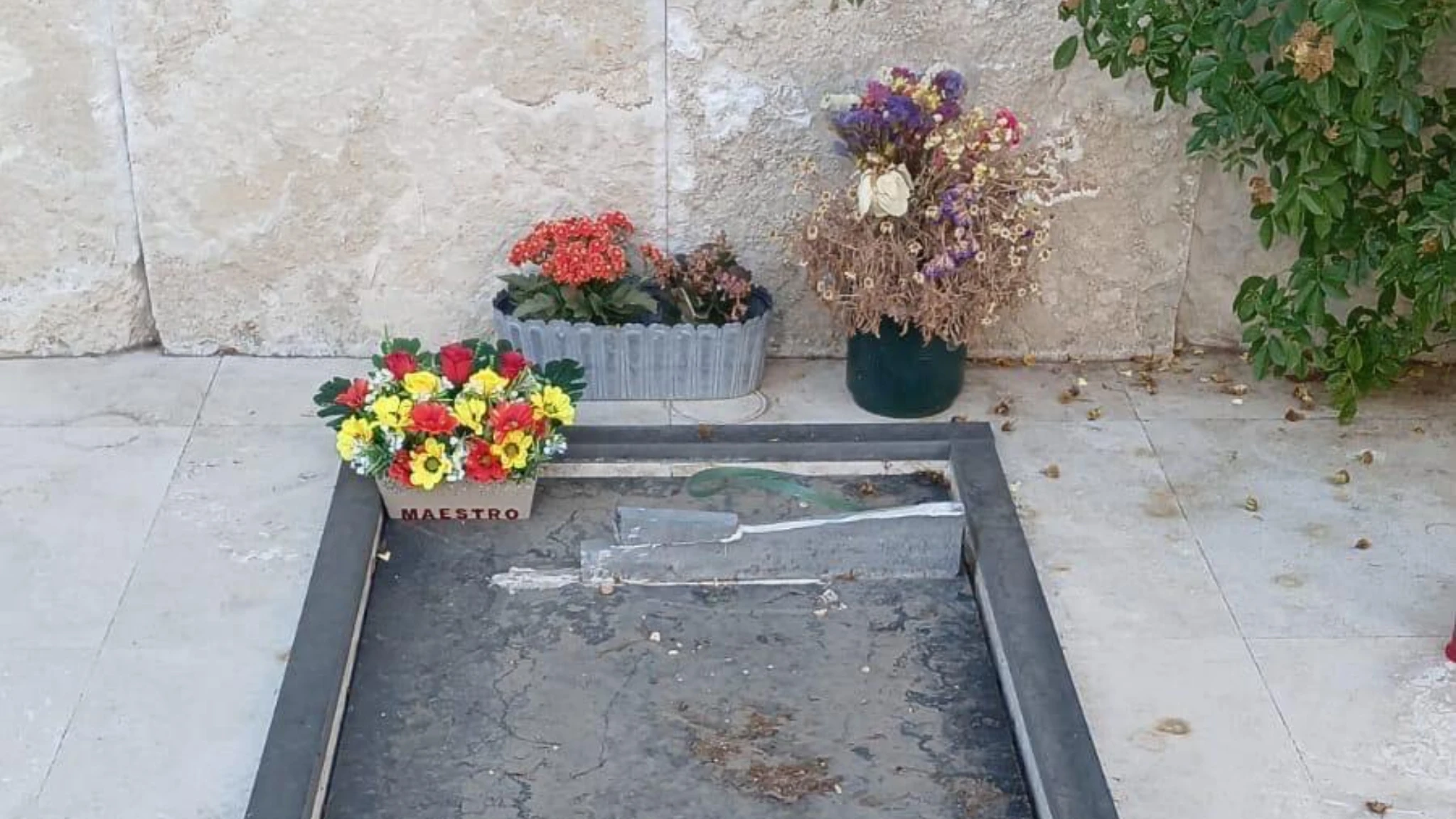 Roma, rubata la lapide di Gigi Proietti al cimitero Verano