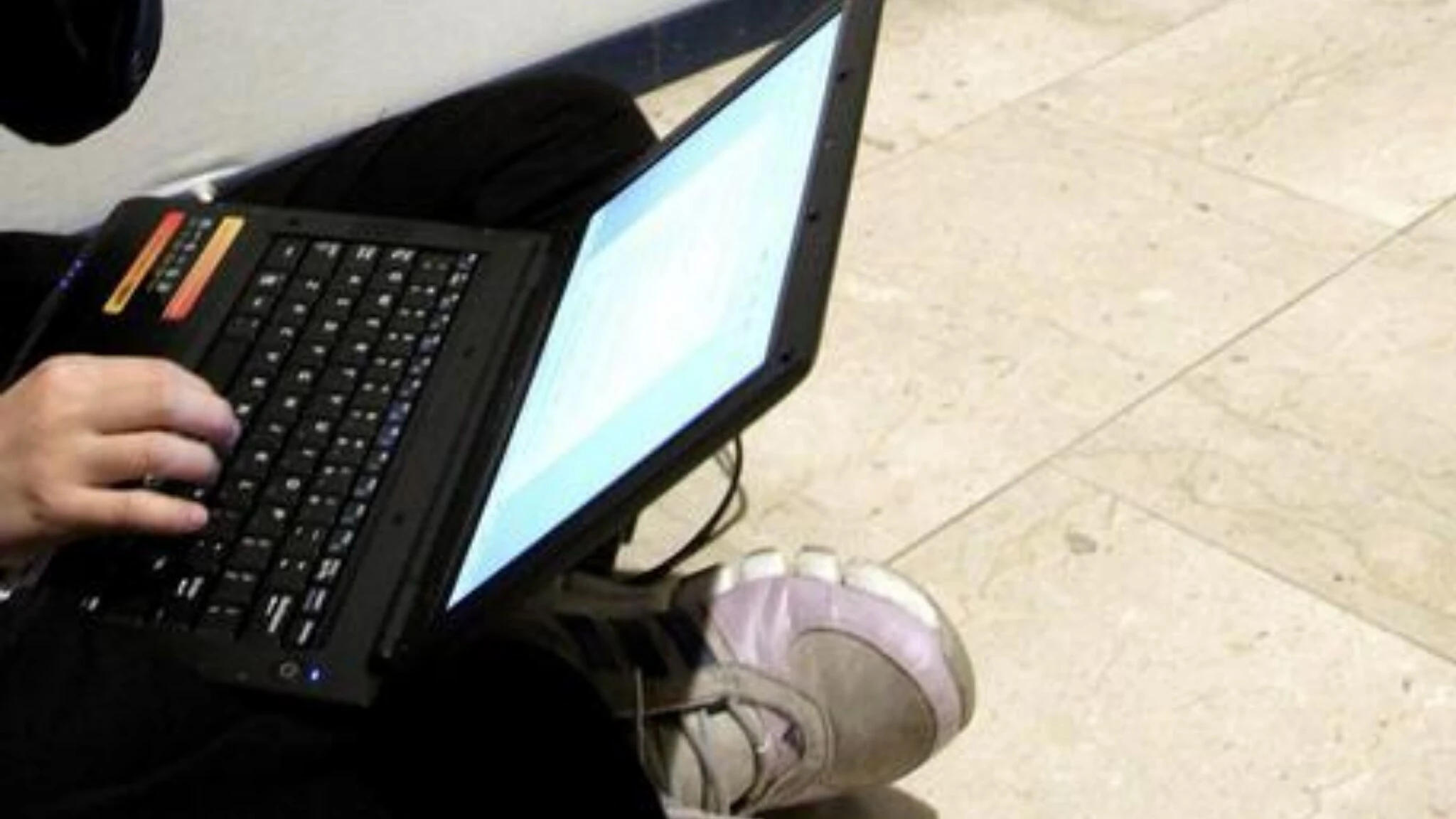 Si finge ragazza in chat: 27enne accusato di 