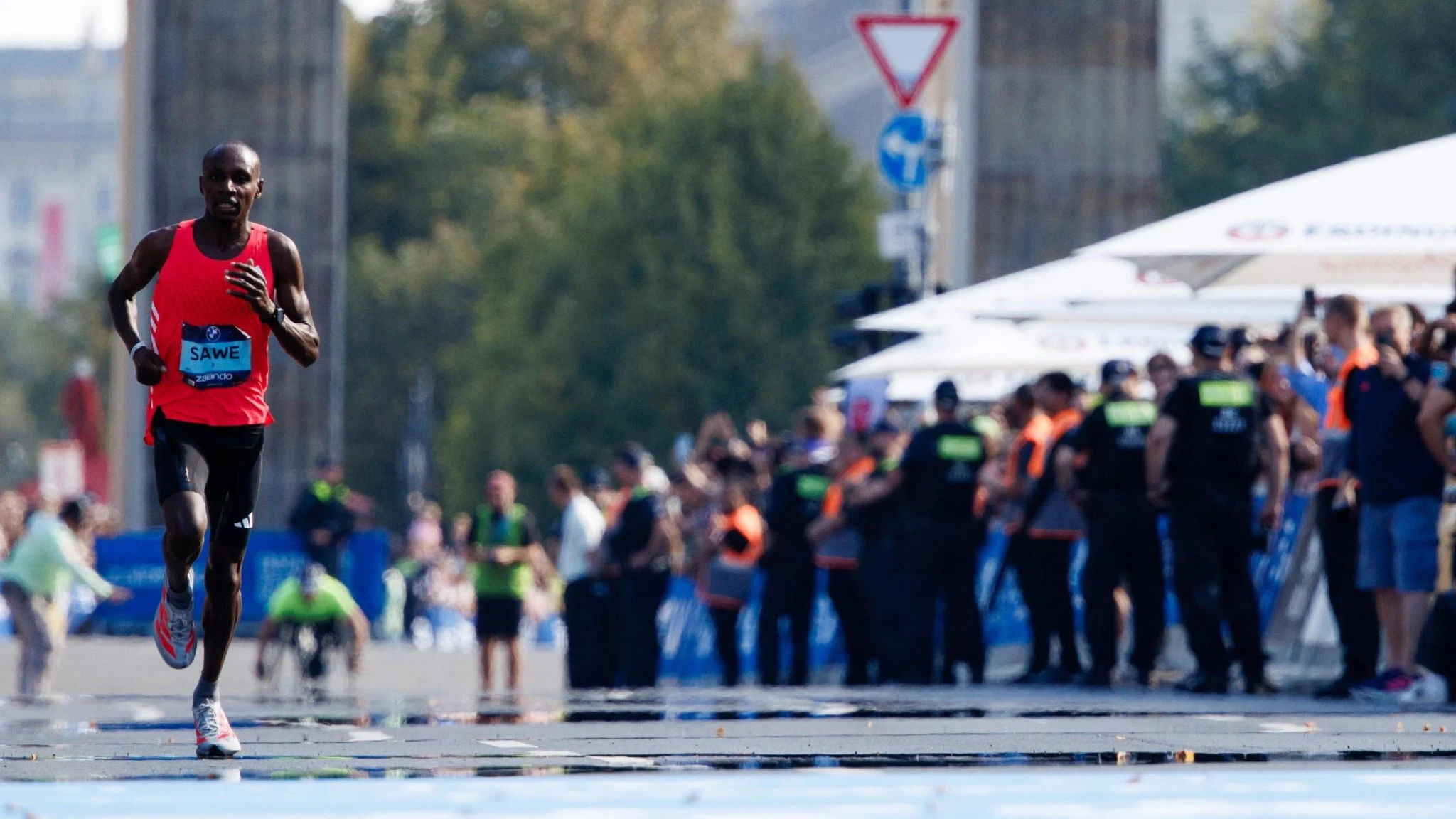 “Il caldo ci rallenta”, il meteo influisce sulla maratona. Ricercatori: “Temperature troppo alte”