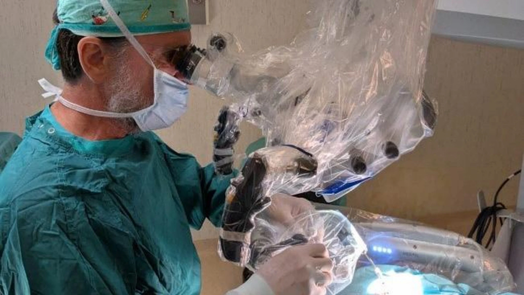 Orecchio bionico con il robot, bimbo di 3 anni sente per la prima volta