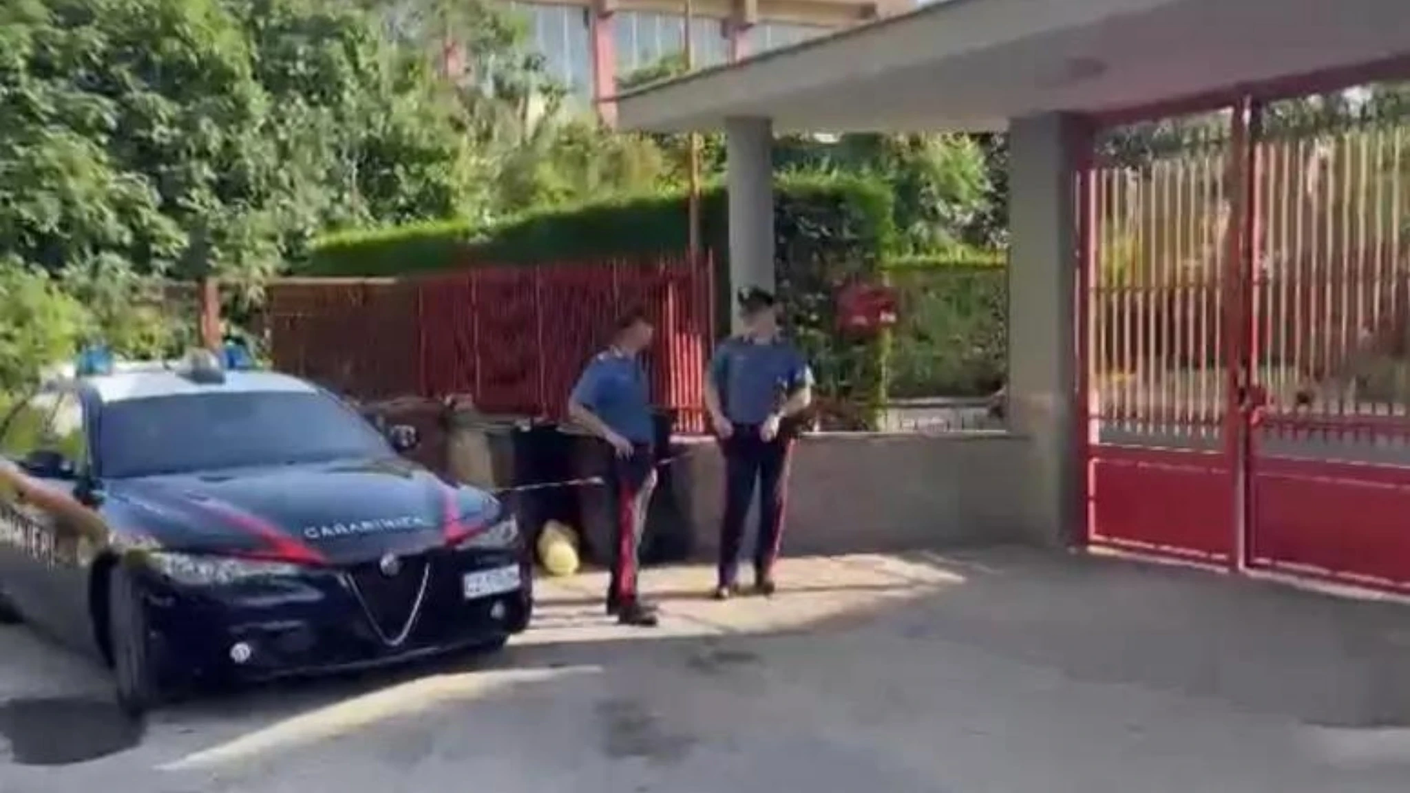 Narcotizzato e soffocato nel sonno, così due fratelli avrebbero ucciso il padre