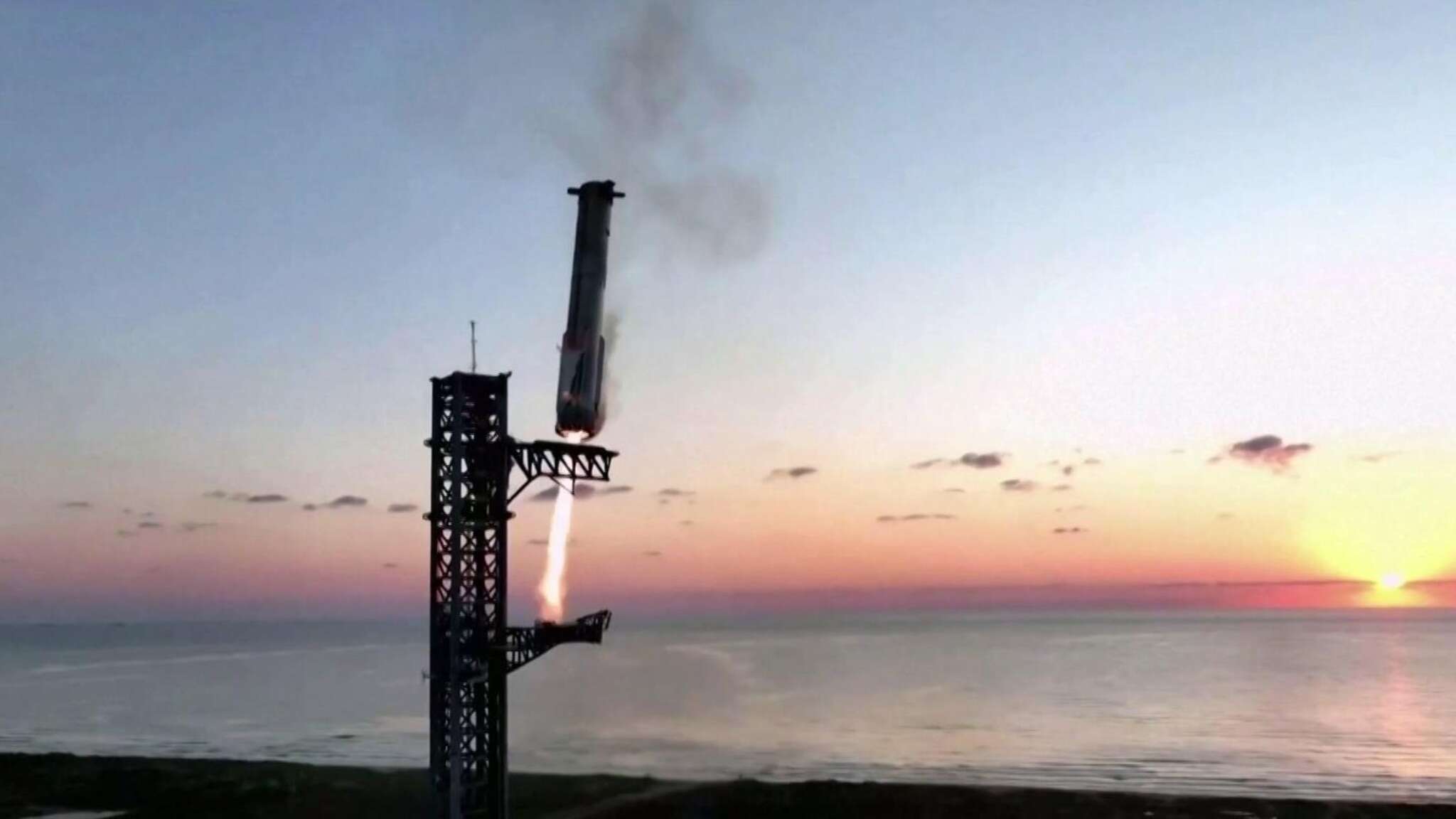 SpaceX è riuscita a prendere al volo il suo razzo con le 