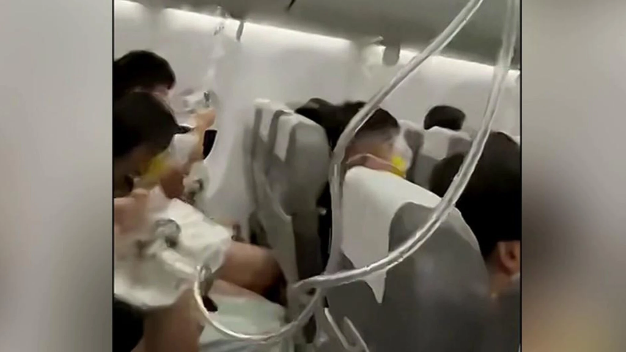 L’aereo precipita di 7.000 metri in pochi minuti, paura a bordo di un volo diretto a Tokyo. Il video