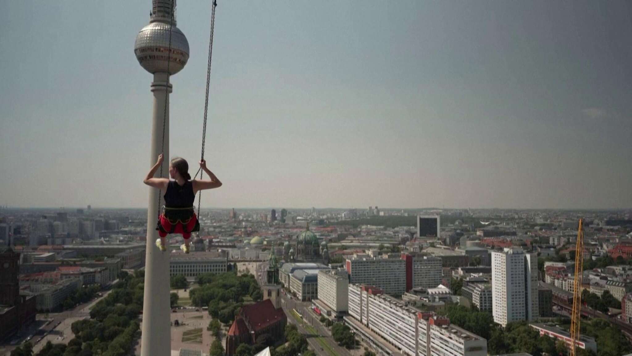 Dondolarsi a 120 metri di altezza su Alexanderplatz: a Berlino c’è l’altalena più alta d'Europa