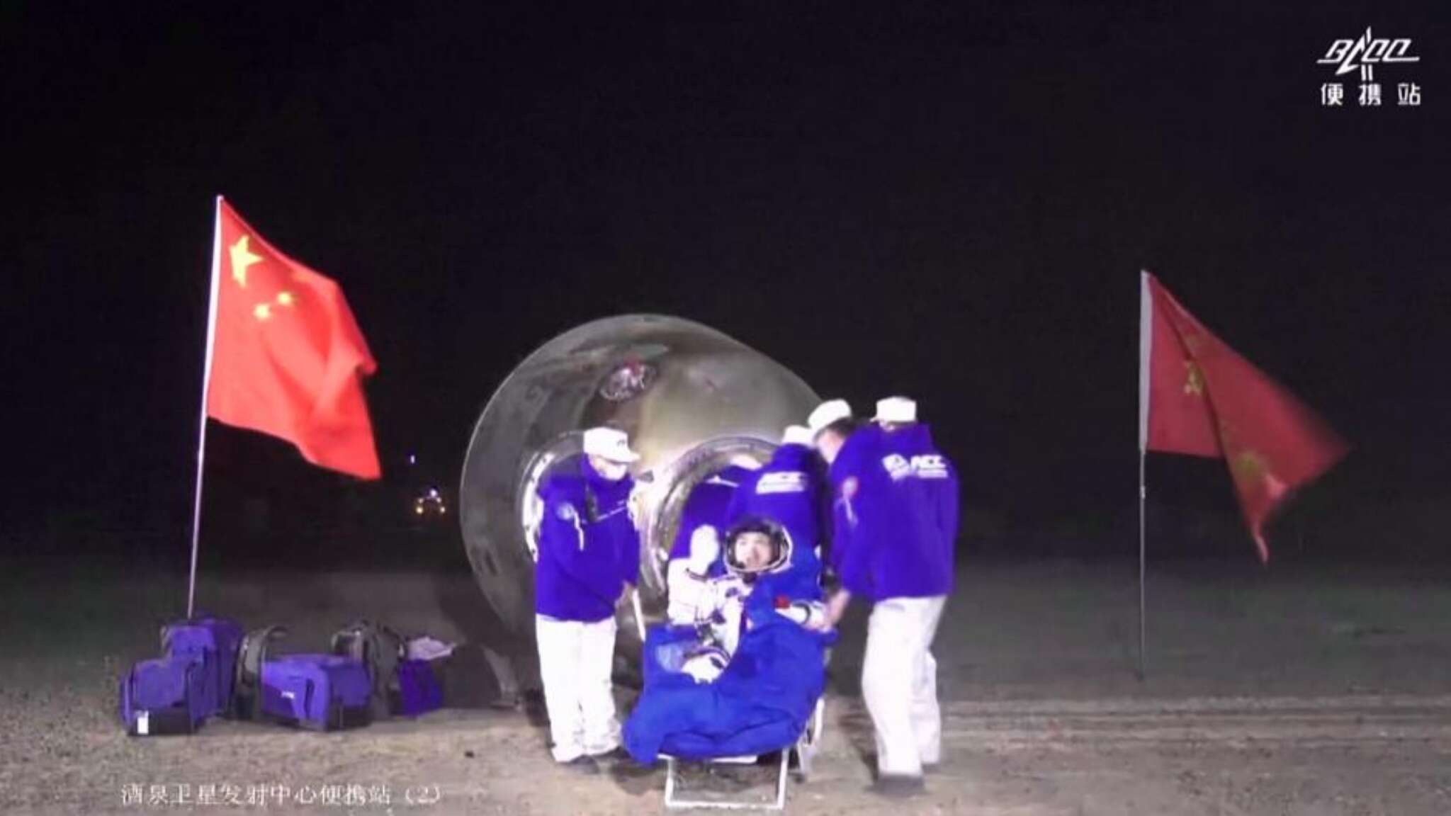 Gli astronauti cinesi rientrano dopo 6 mesi in orbita: l'atterraggio della Shenzhou-18