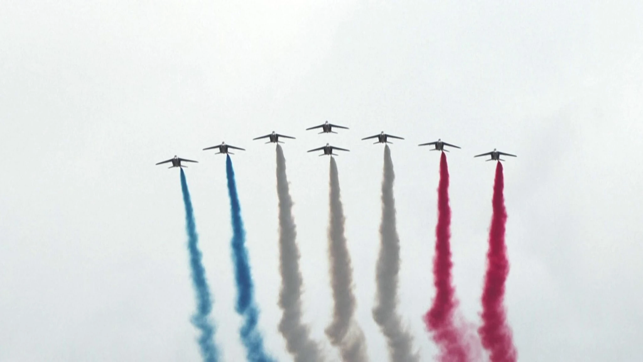 Parata del 14 luglio: lo spettacolare passaggio delle frecce tricolori francesi nel cielo di Parigi
