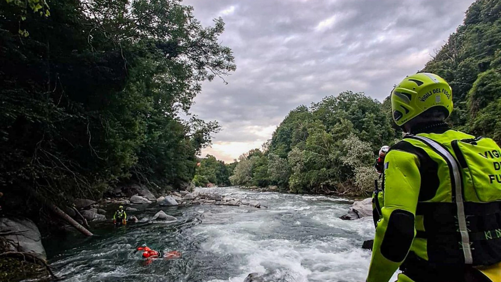 Travolto dalla furia del torrente: ragazzo di 17 anni annega nel fiume Chisone