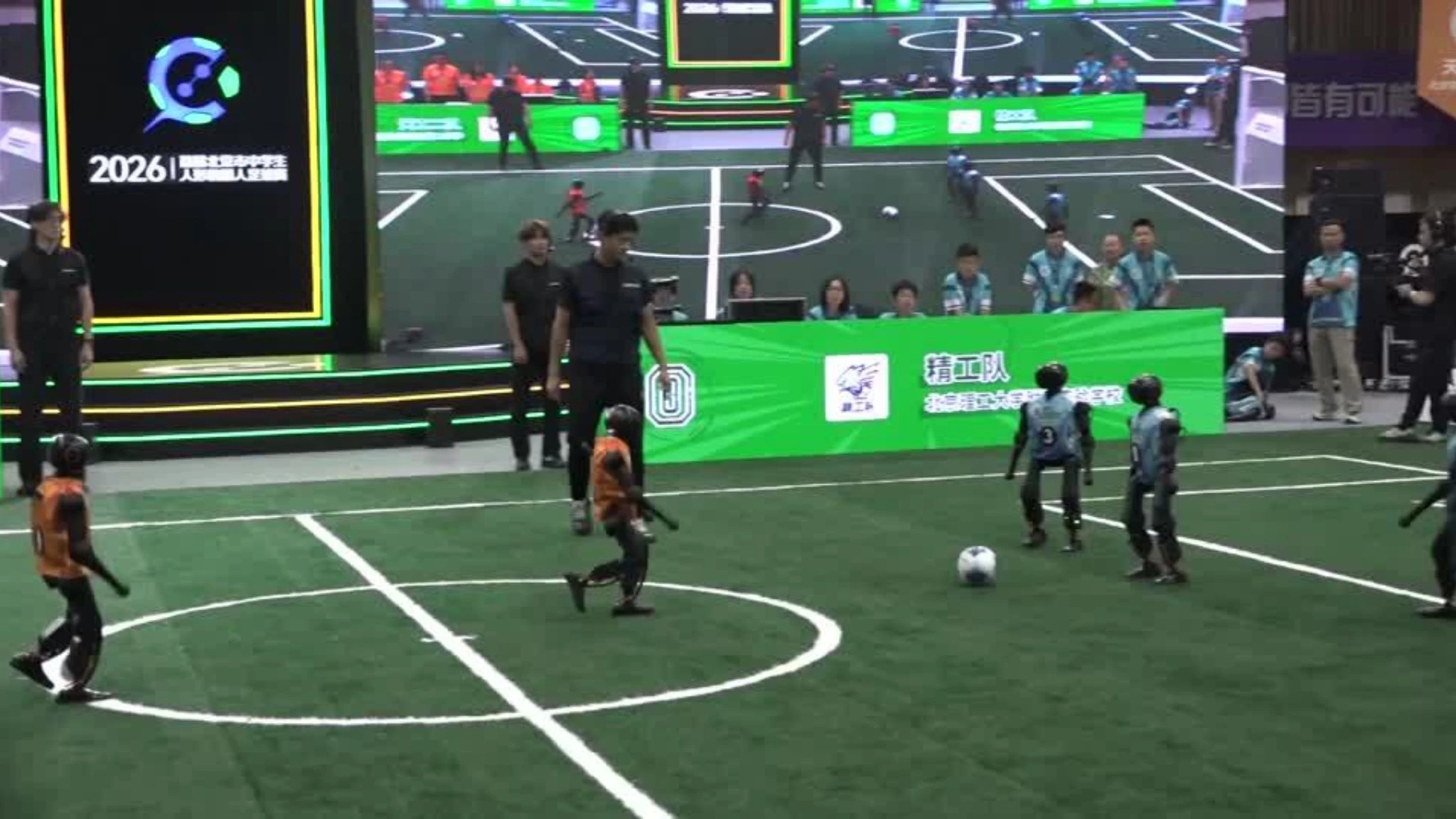 Cina, in campo i robot calciatori: a Pechino il primo torneo per studenti