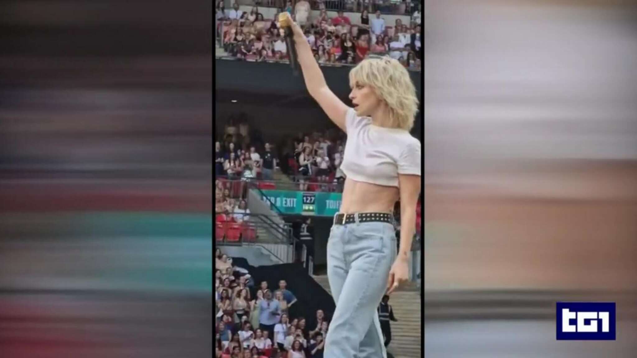 La cantante dei Paramore, Hayley Williams, incanta Wembley imitando Freddie Mercury